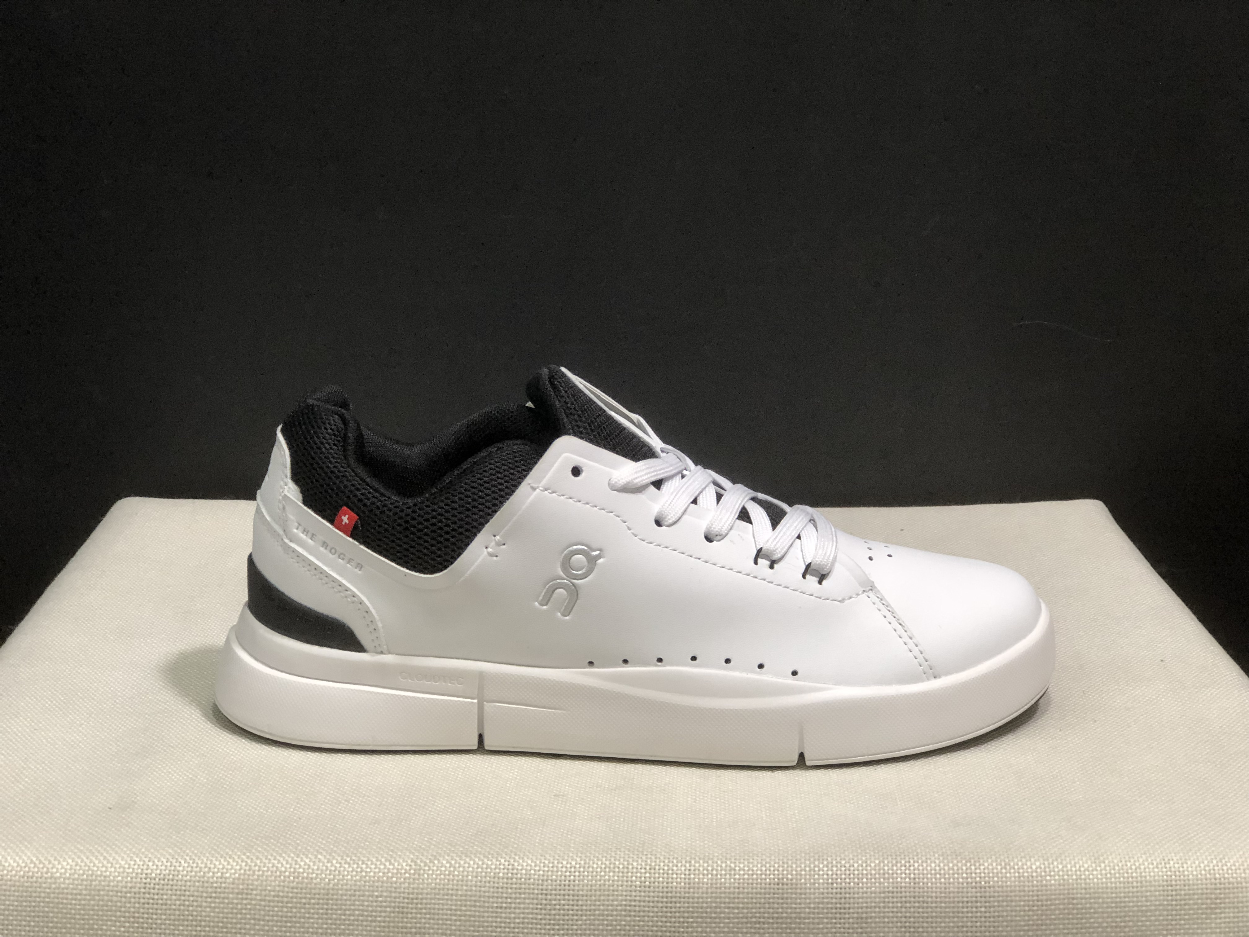 On Running The Roger Spin Board Shoes White/Black