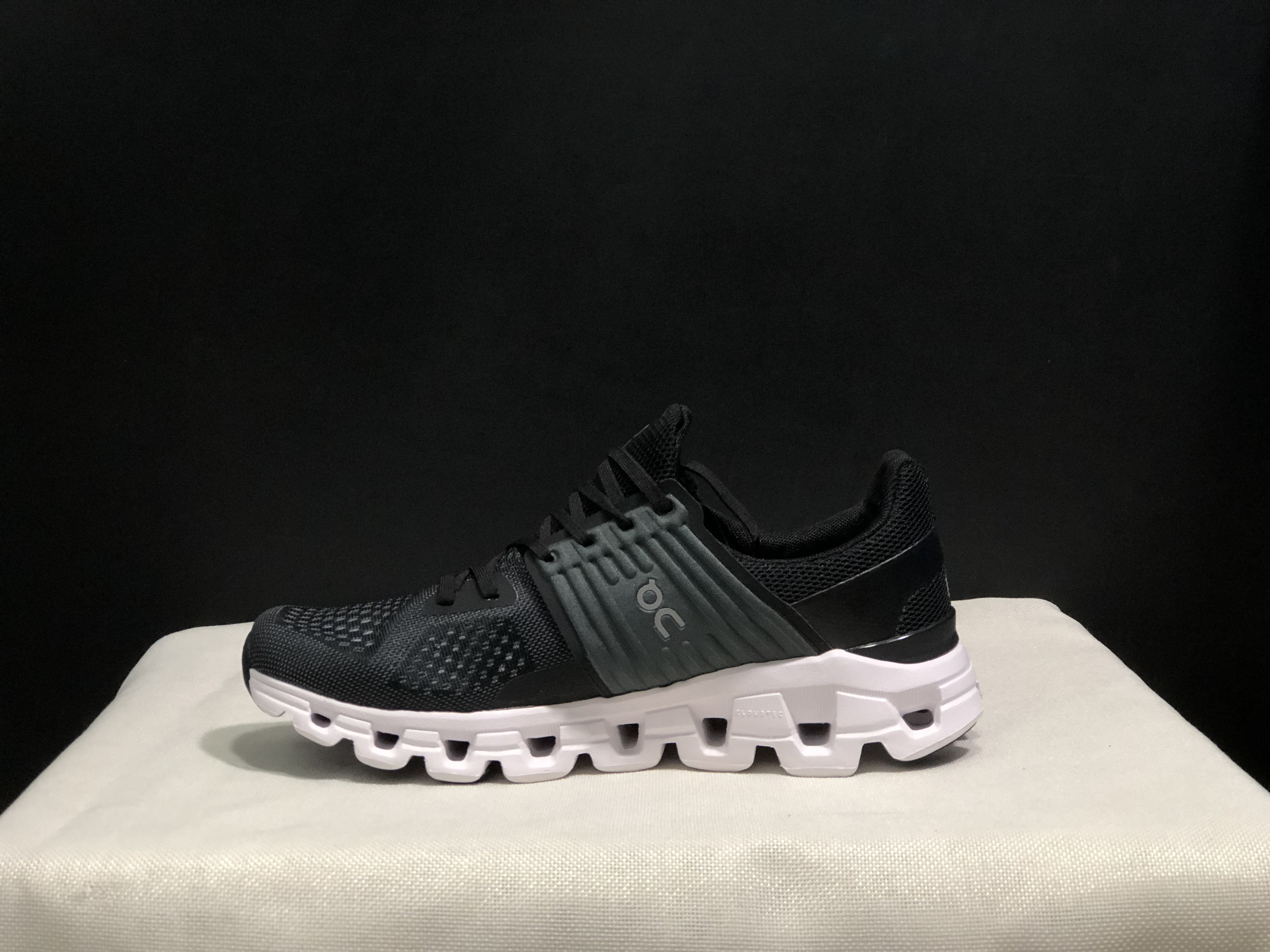 On Running Cloudswift Cushioning Running Shoes Black/White