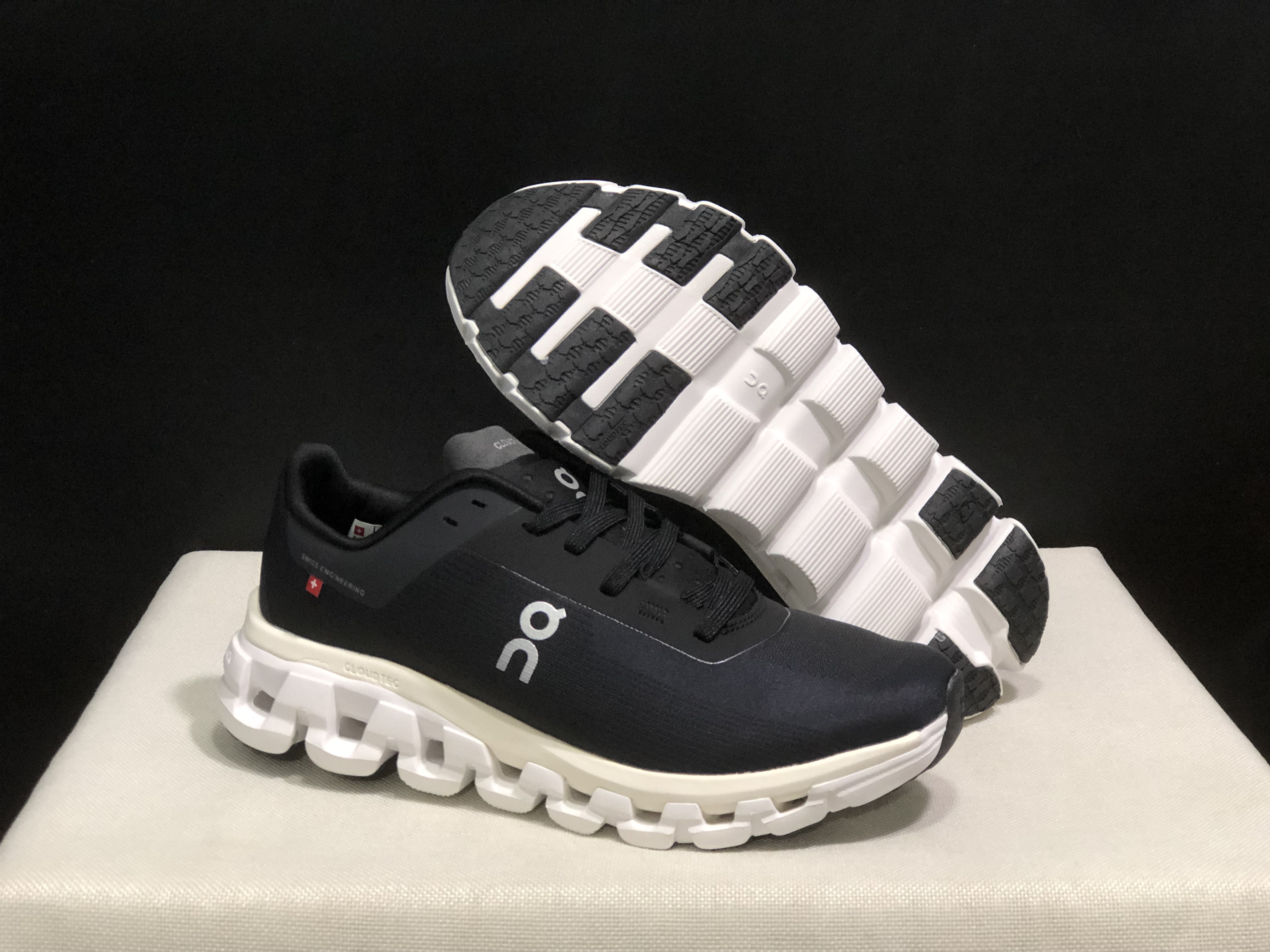 On Running Cloudflow 4 Shock-Absorbing And Wear-Resistant Black Running Shoes