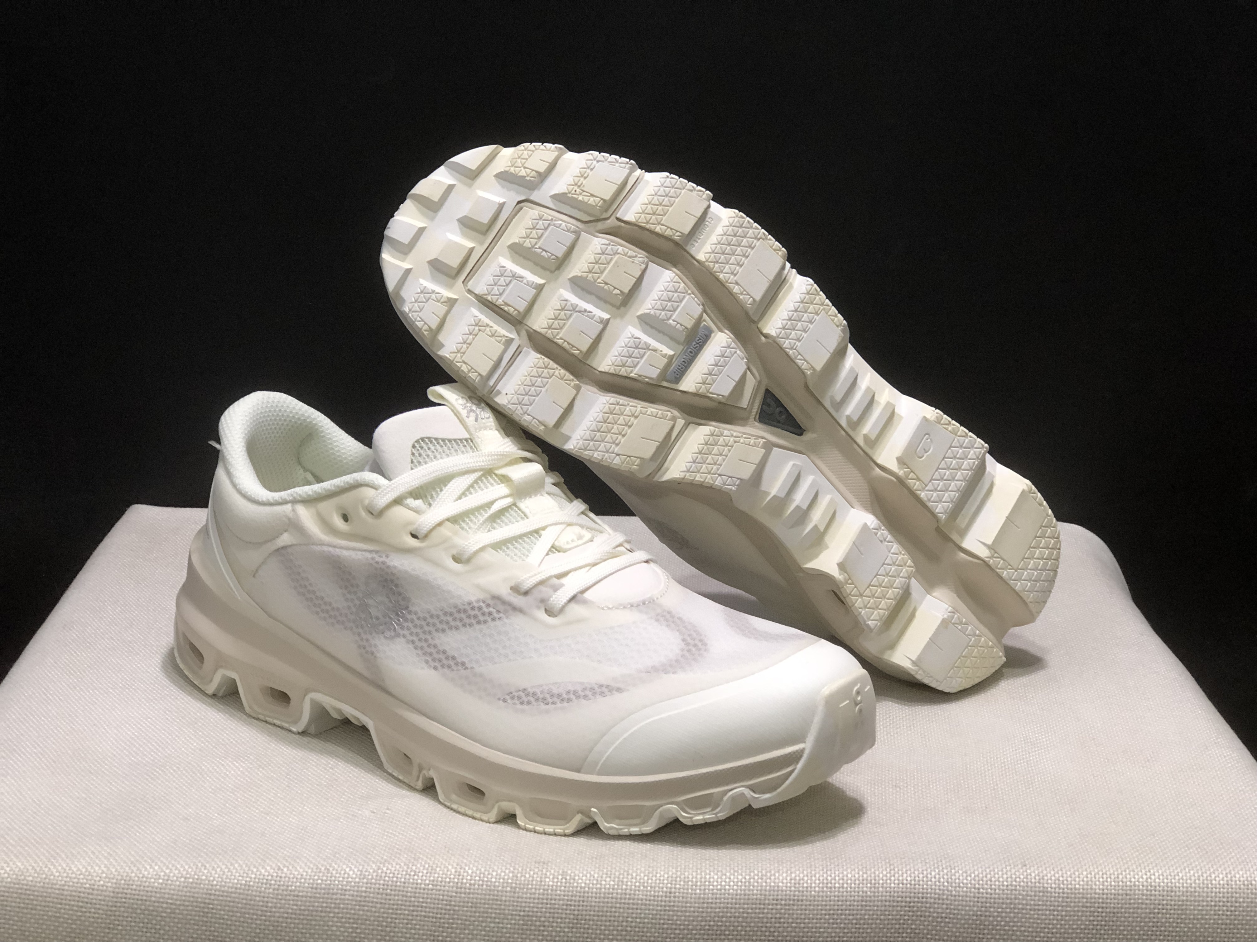 LOEWE x On Running Cloudventure 2.0 Running Shoes Co-Signed Edition Eggshell