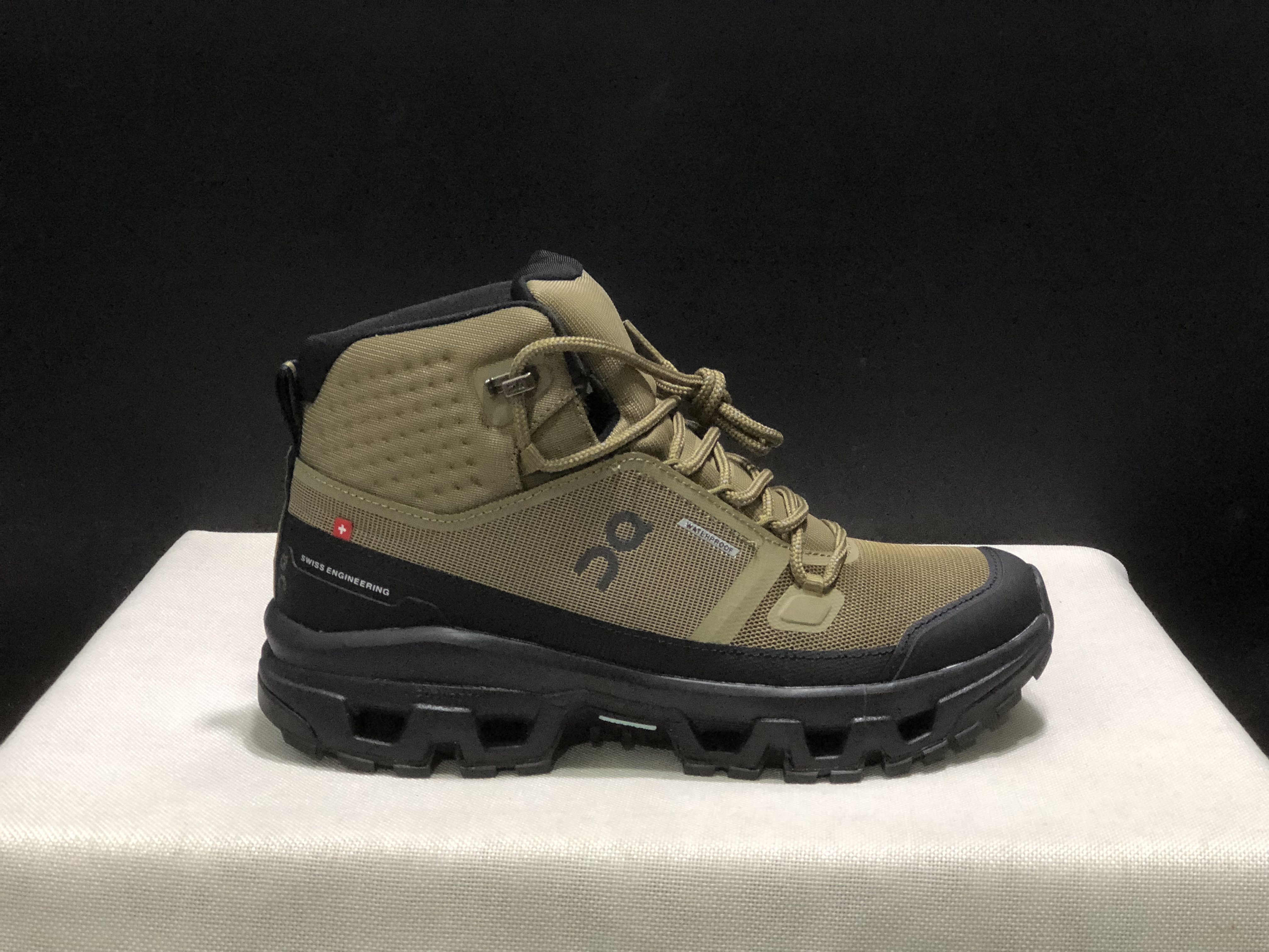 On Running Cloudrock Mid WP High-Top Hiking Shoes Hunter/Black