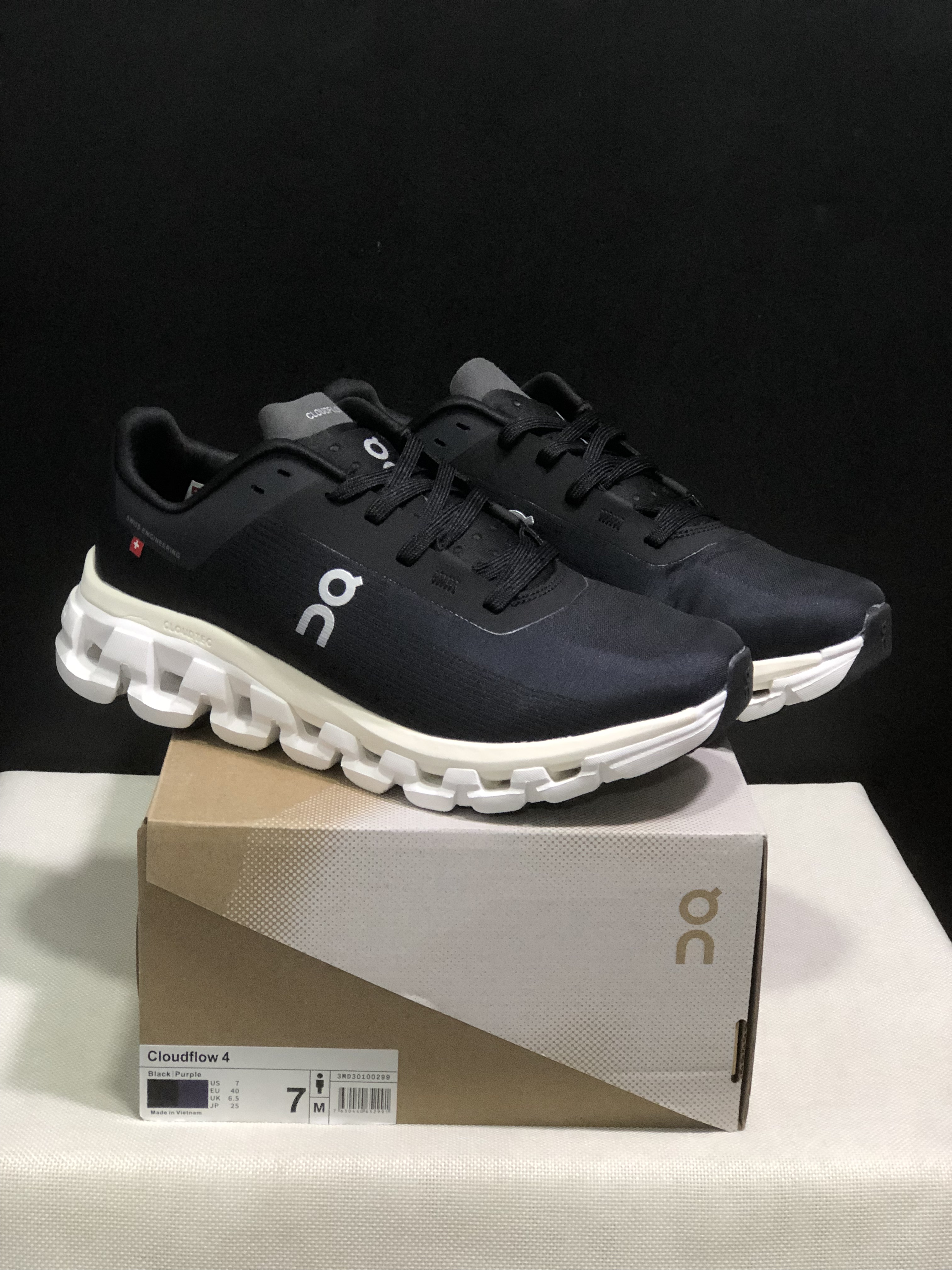 On Running Cloudflow 4 Shock-Absorbing And Wear-Resistant Black Running Shoes