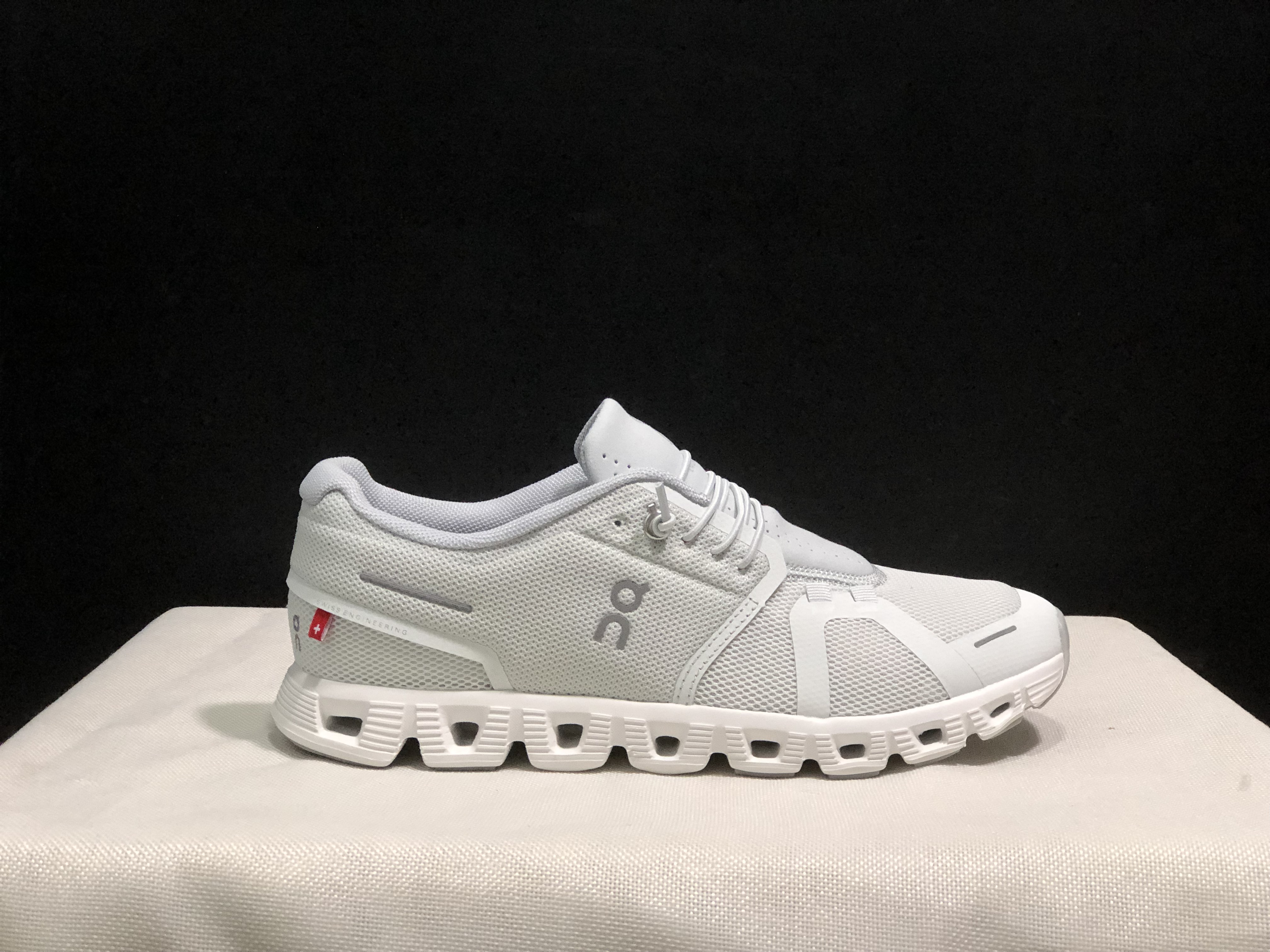 On Running Cloud 5 Lightweight Running Shoes White Asphait