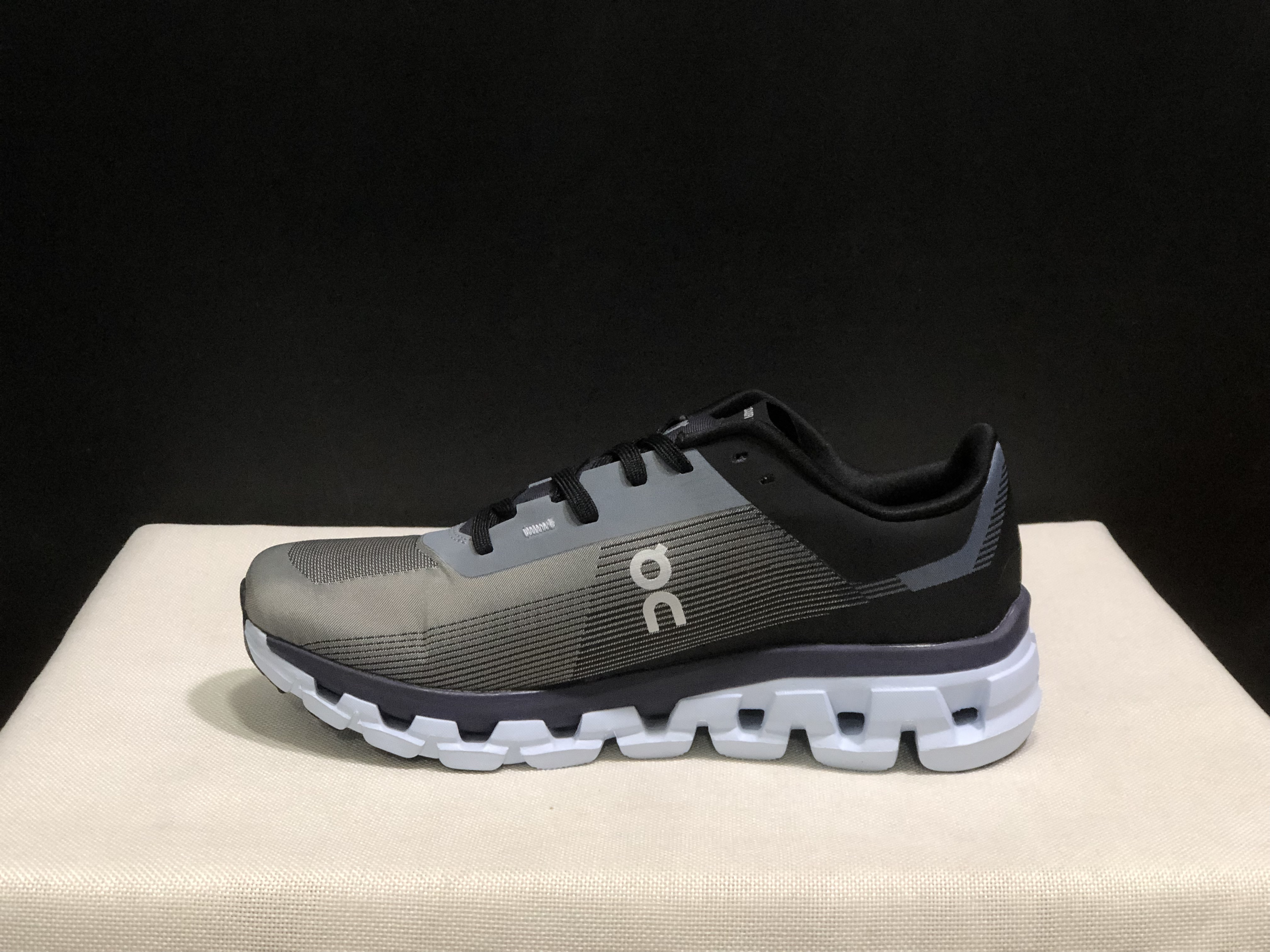 On Running Cloudflow 4 Shock-Absorbing And Wear-Resistant Running Shoes Pearl/Black