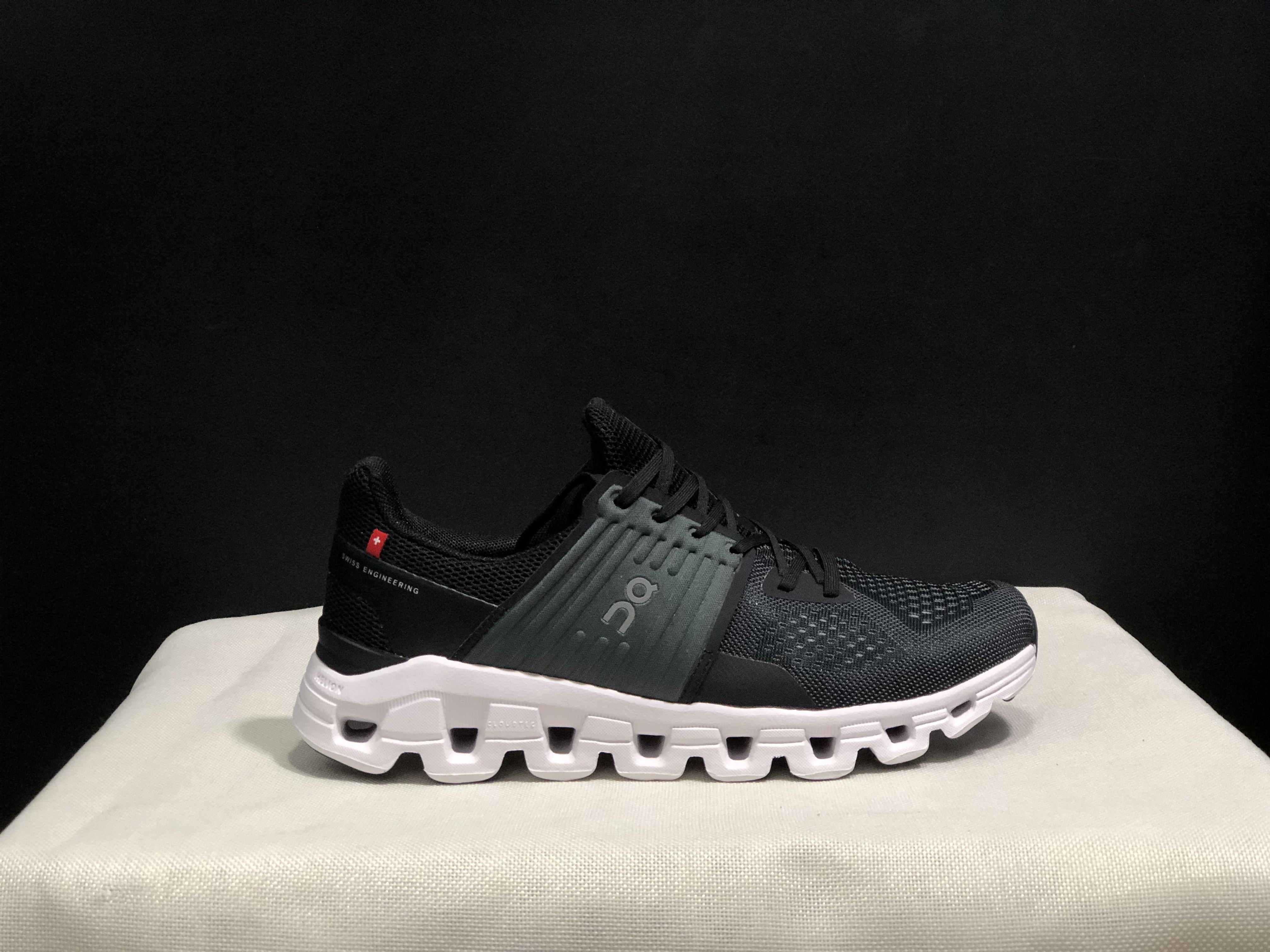 On Running Cloudswift Cushioning Running Shoes Black/White