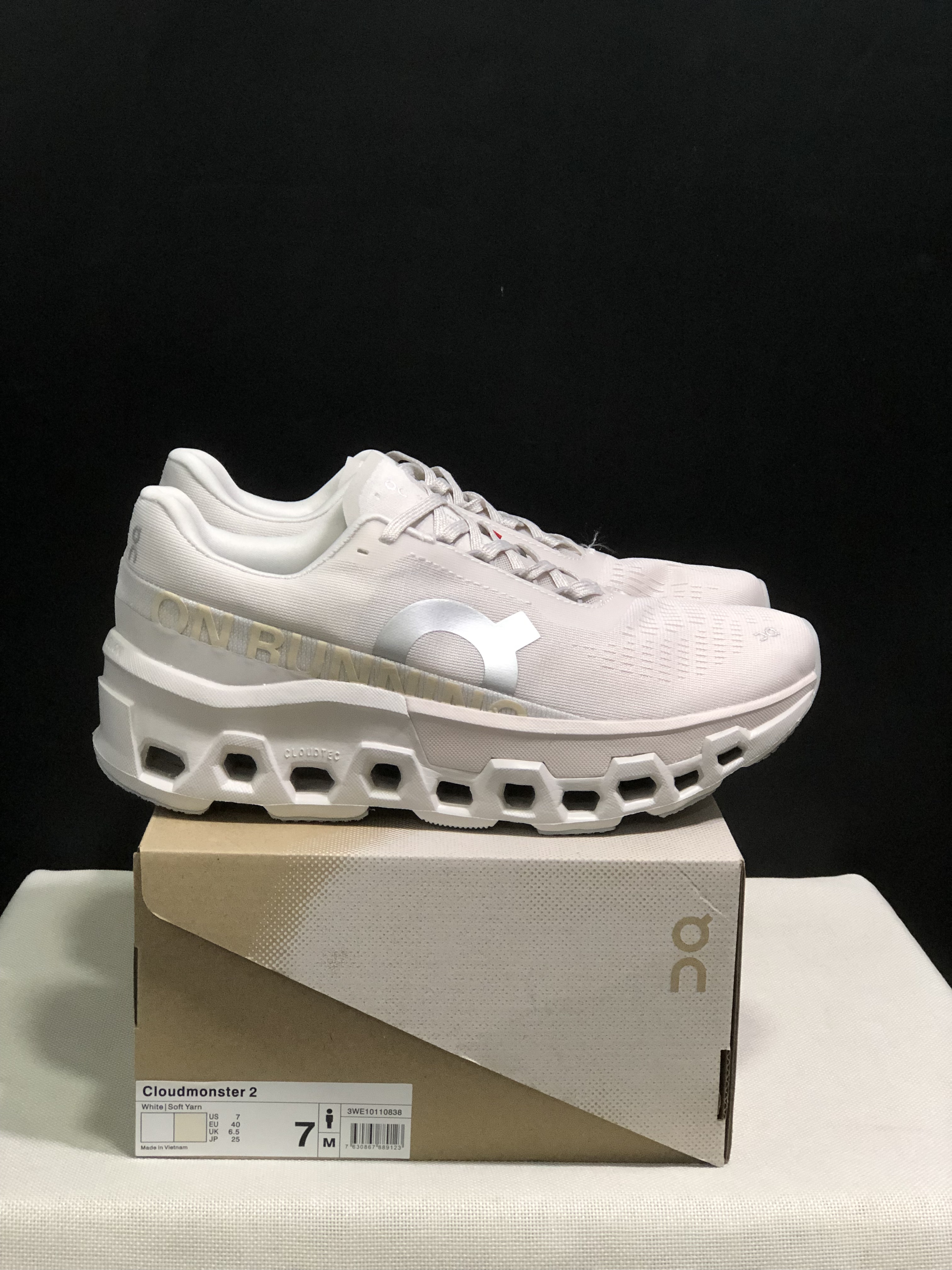 On Running Cloudmonster 2 Shock-Absorbing And Breathable Running Shoes Light Beige