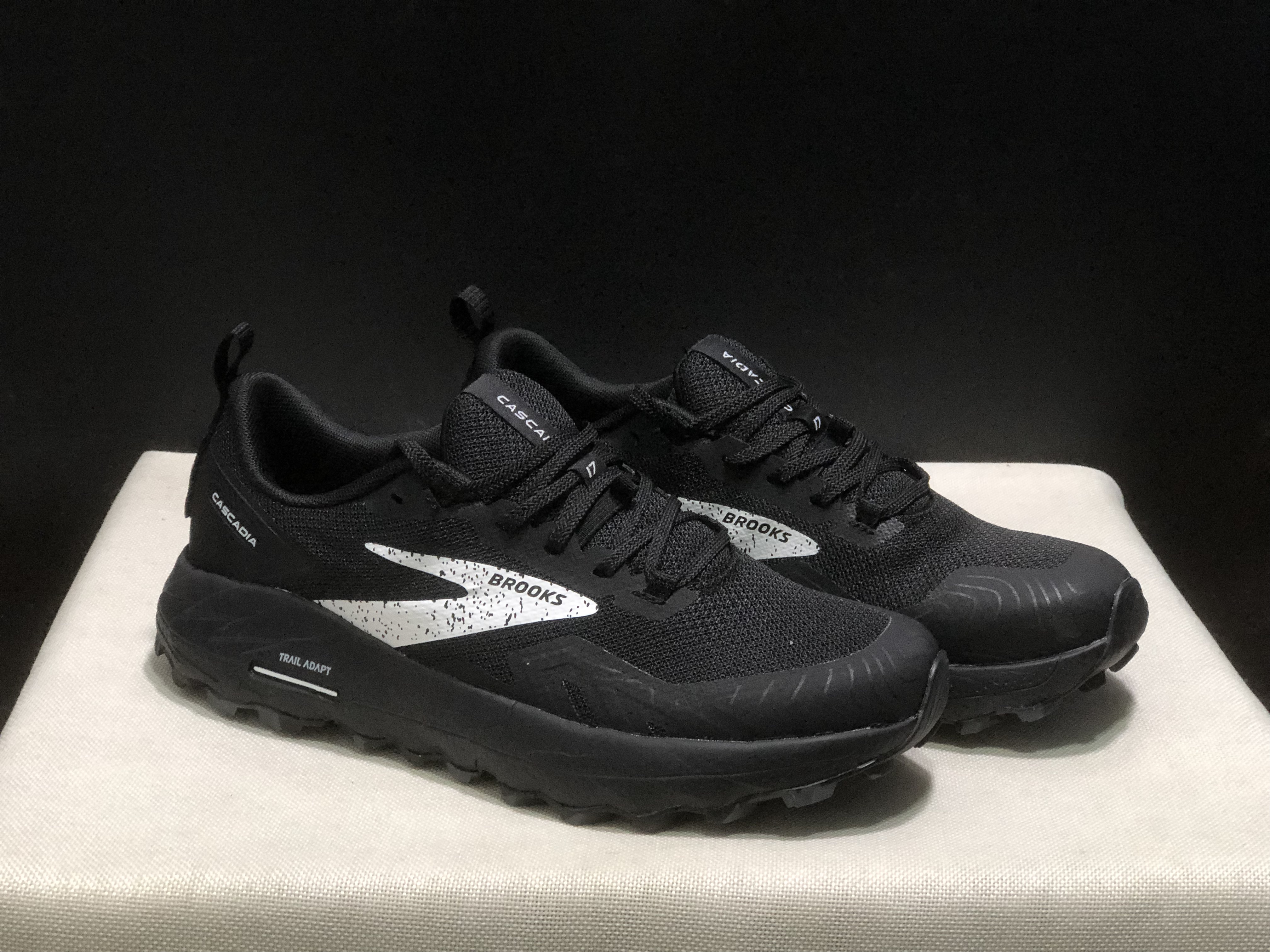 Brooks Cascadia 17 Trail Running Shoes Black/White