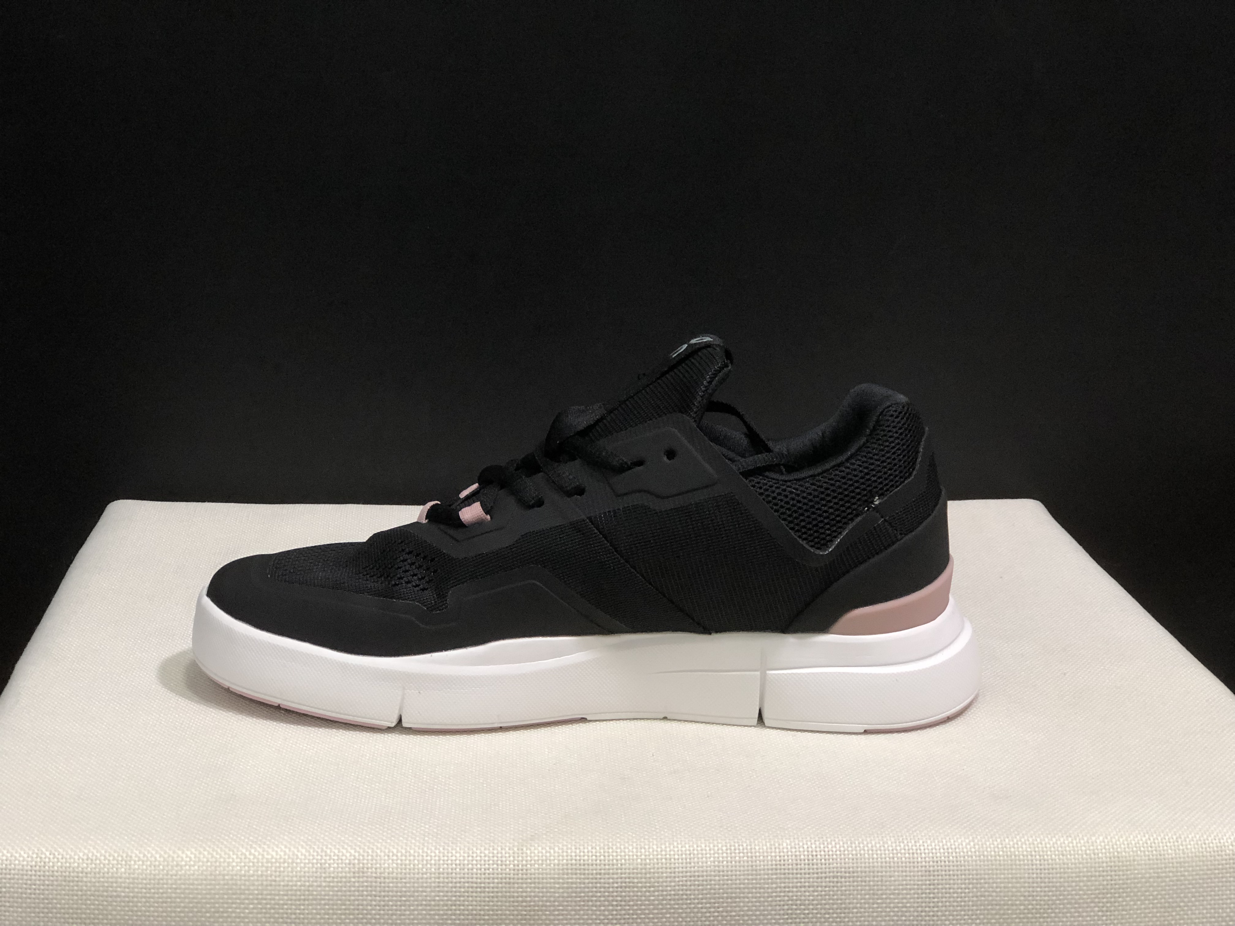 On Running The Roger Spin Breathable Mesh Sneakers Black/Pink Sole