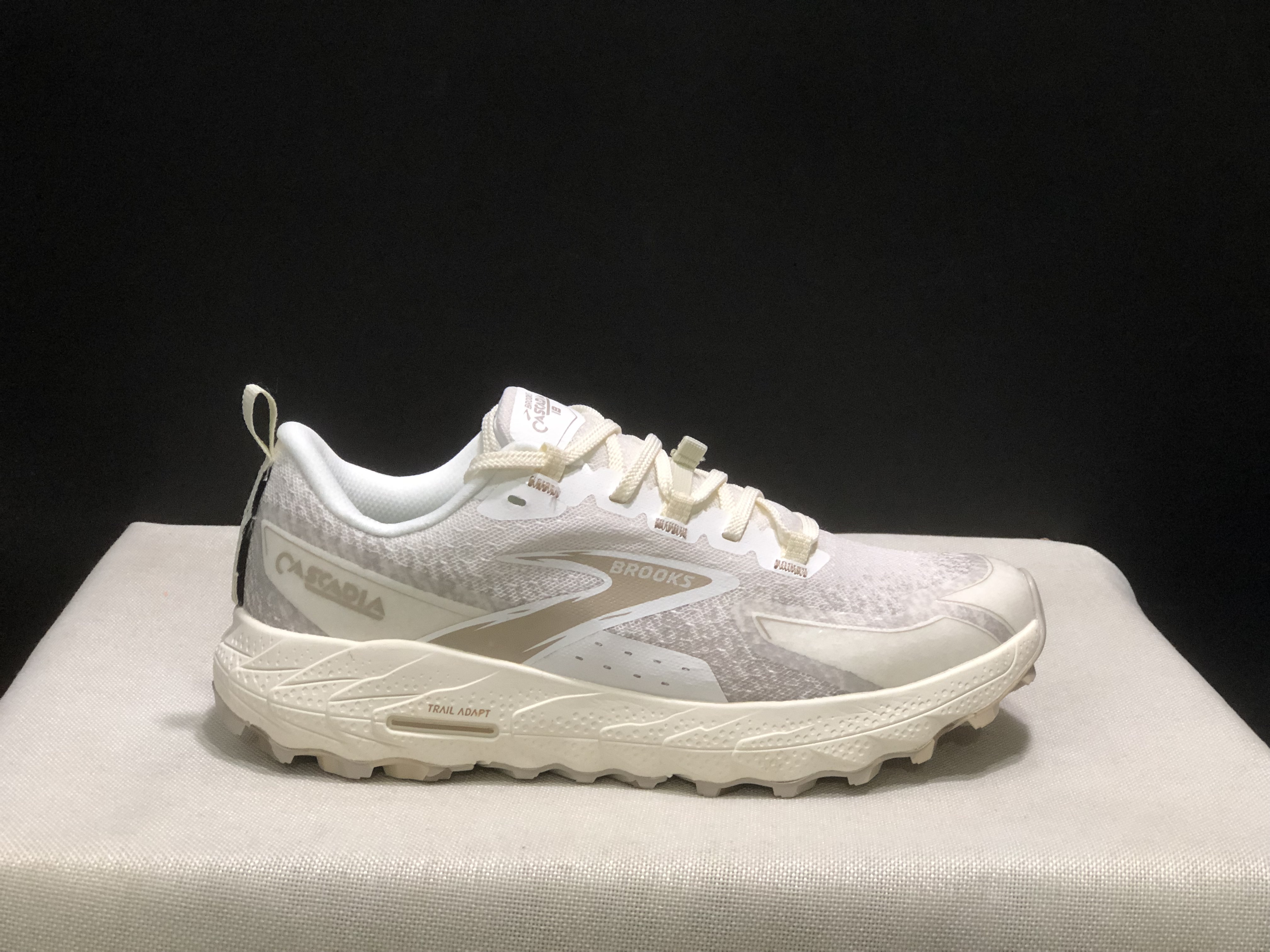 Brooks Cascadia 18 Low-top Running Shoes Coconut/Chateou/White