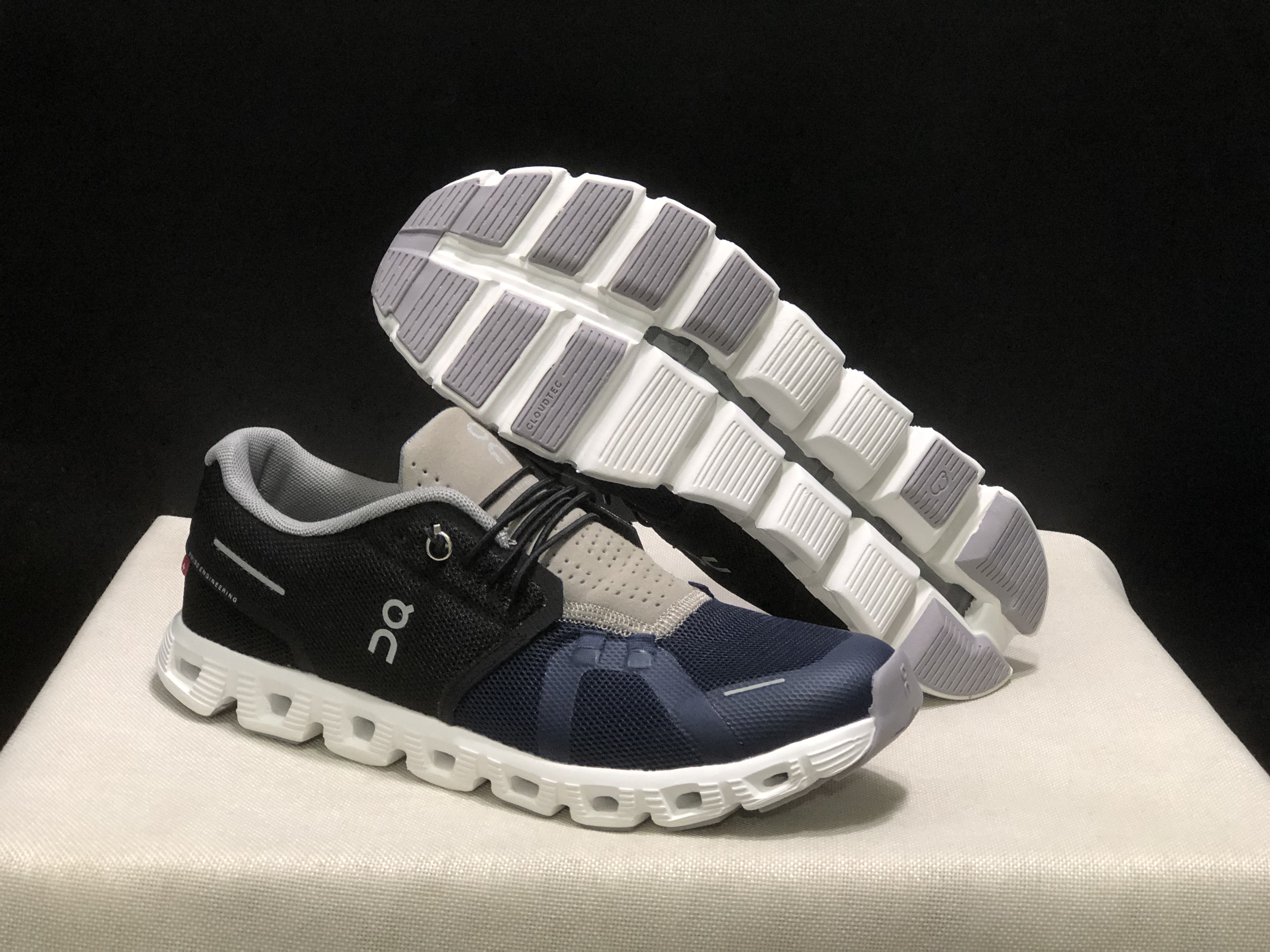 On Running Cloud 5 Lightweight Running Shoes Navy/Black