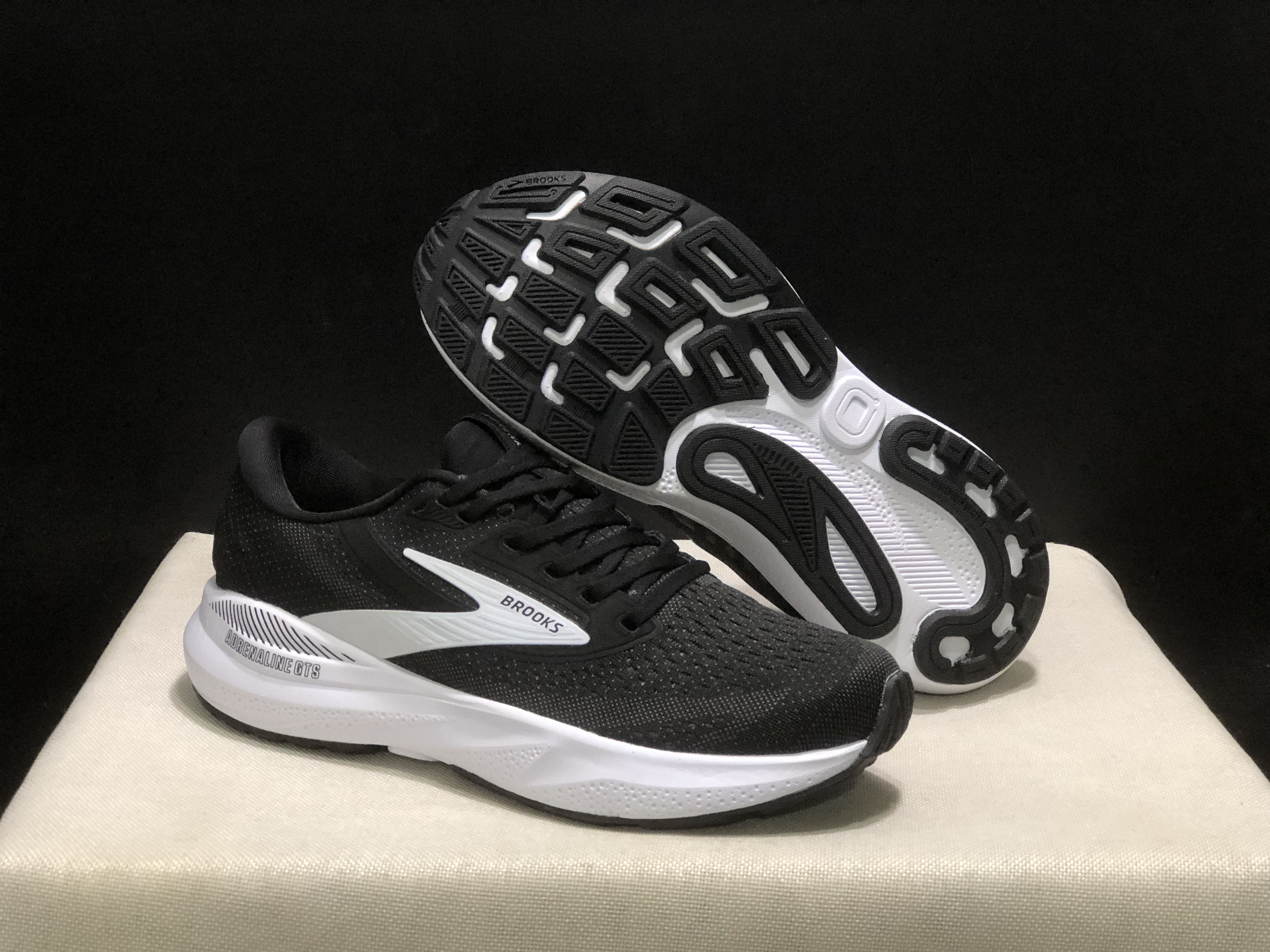 Brooks Adrenaline GTS 24 Casual Running Shoes Black/White