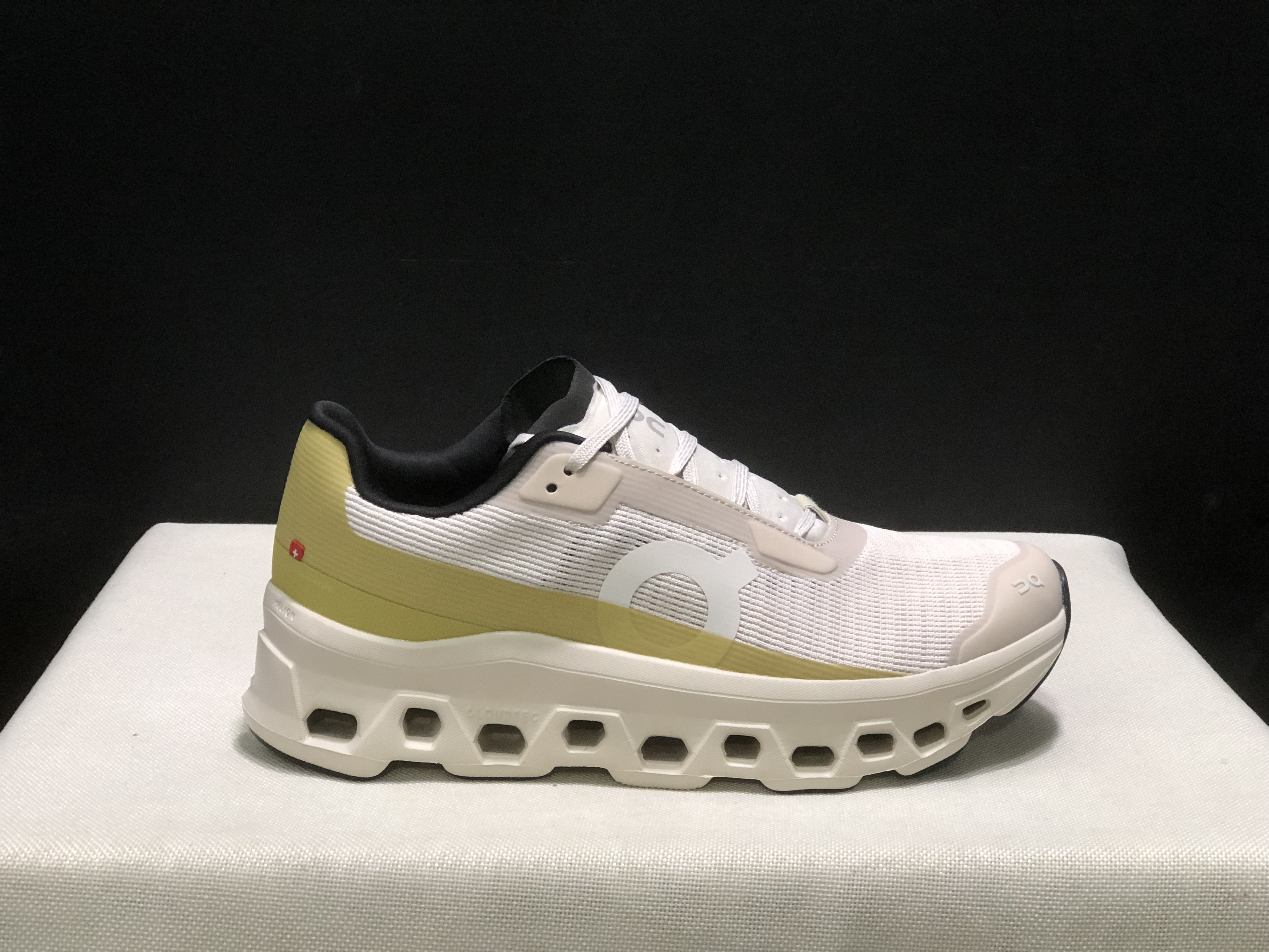 On Running Cloudmonster Void 1 M Casual Running Shoes Light Khaki/Light Green