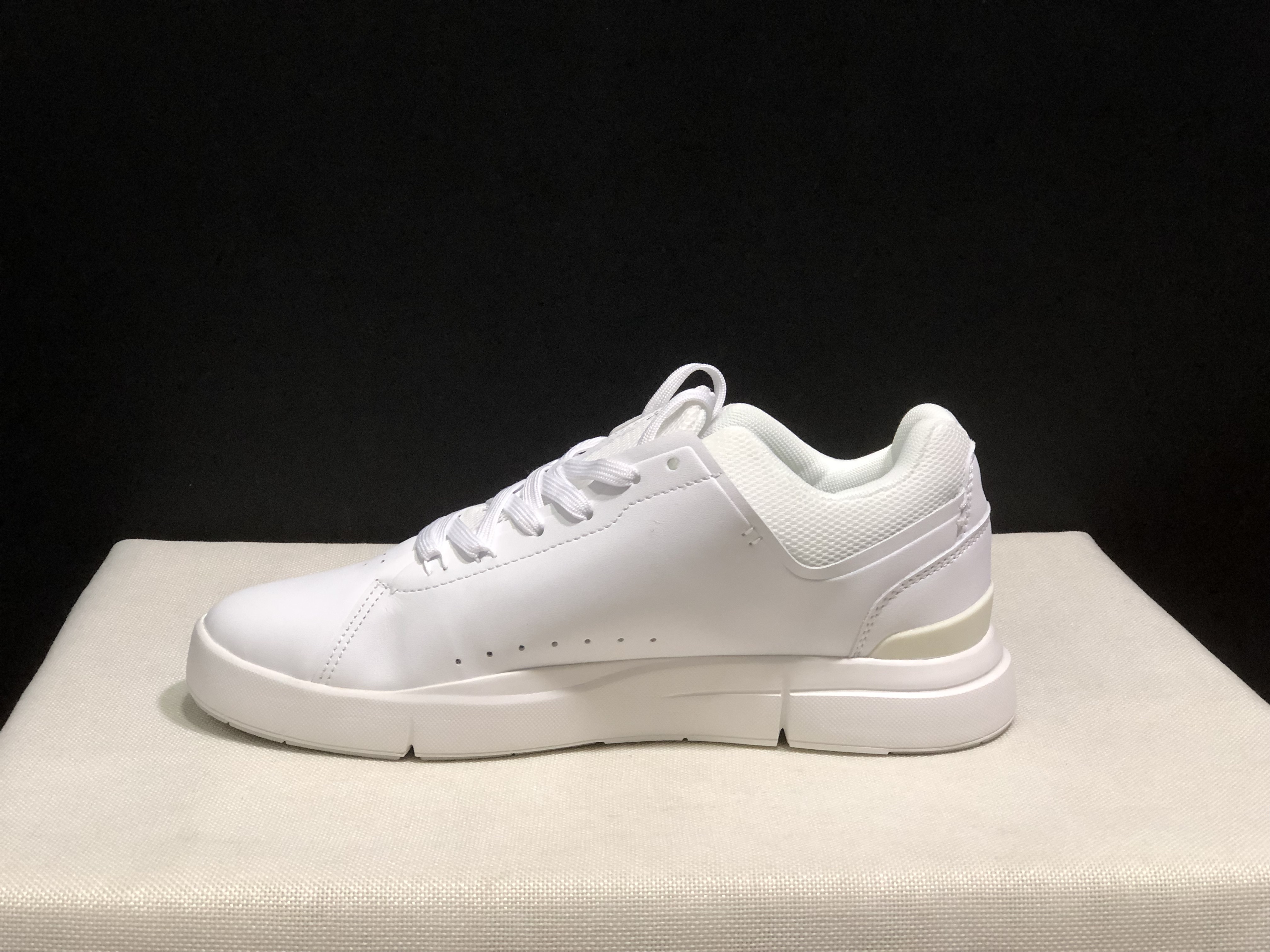 On Running The Roger Spin Board Shoes All White