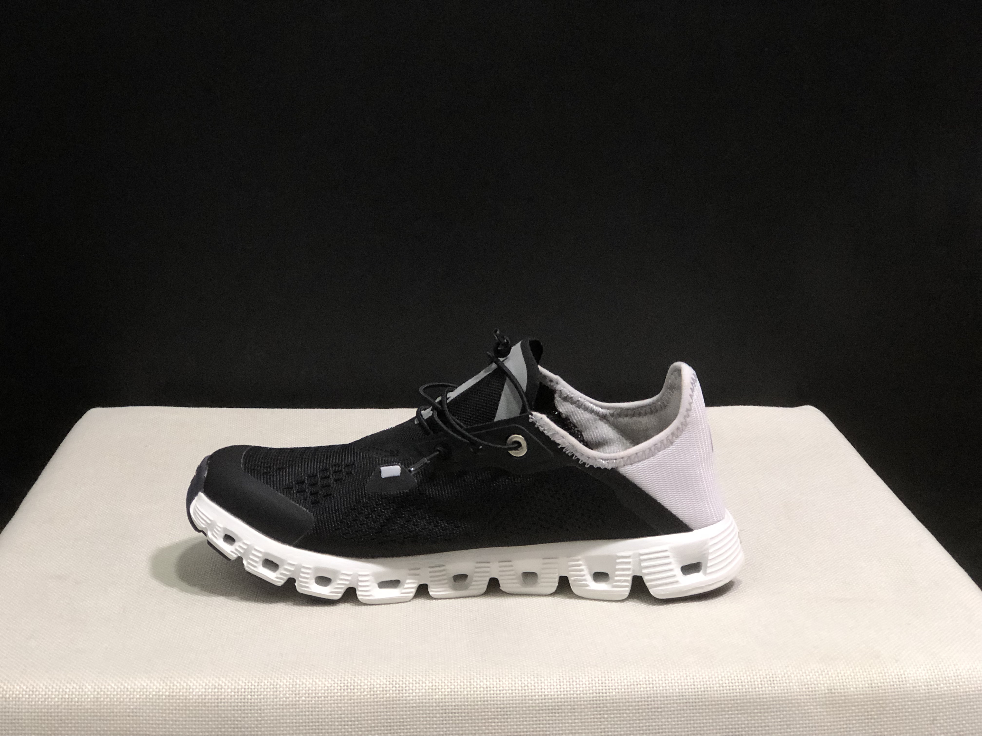 On Running Cloud 5 Coast Convenient And Breathable Running Shoes Black/Mist White