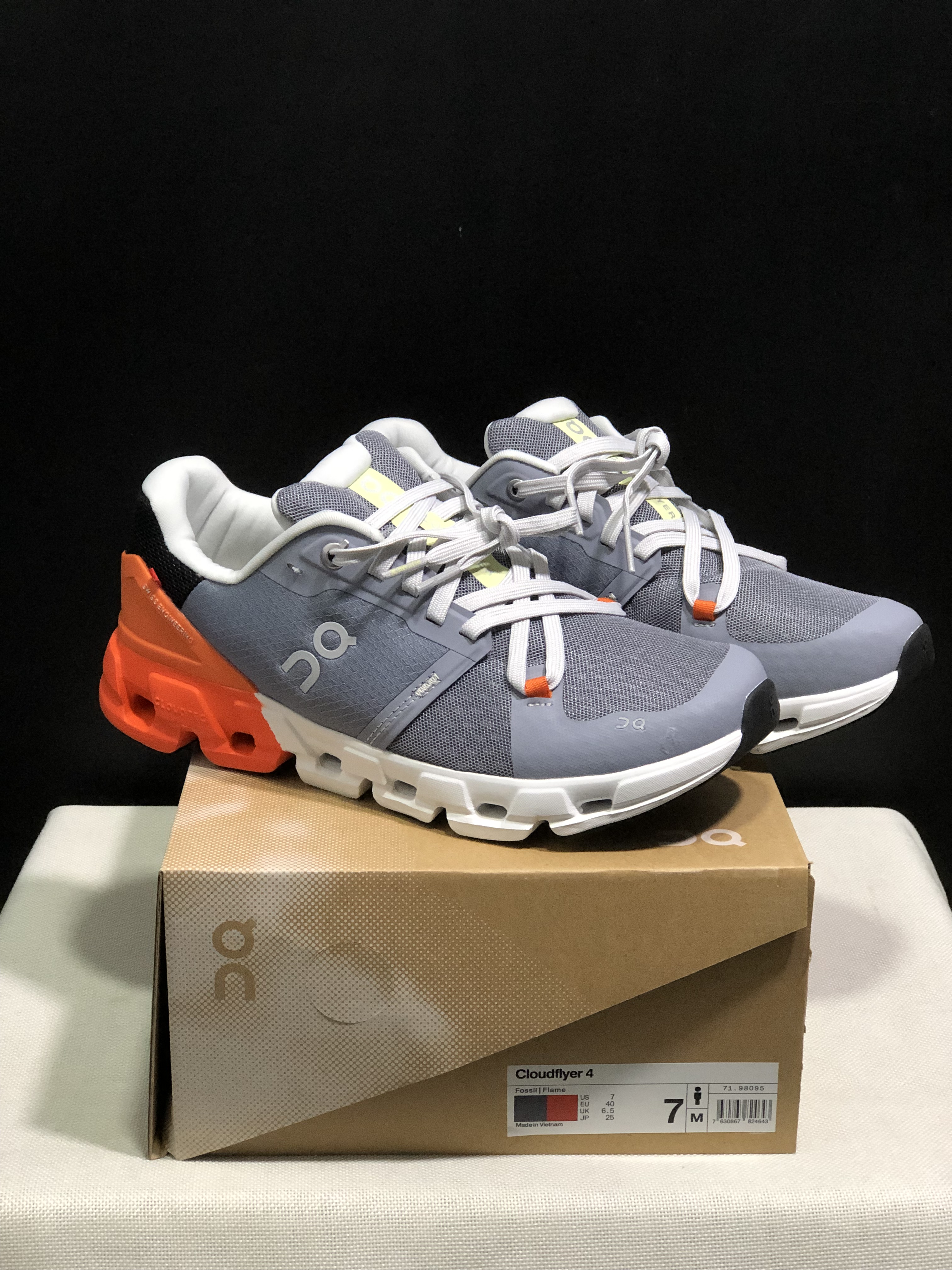 On Running Cloudflow 4 Shock-Absorbing And Wear-Resistant Running Shoes Fossil/Flame