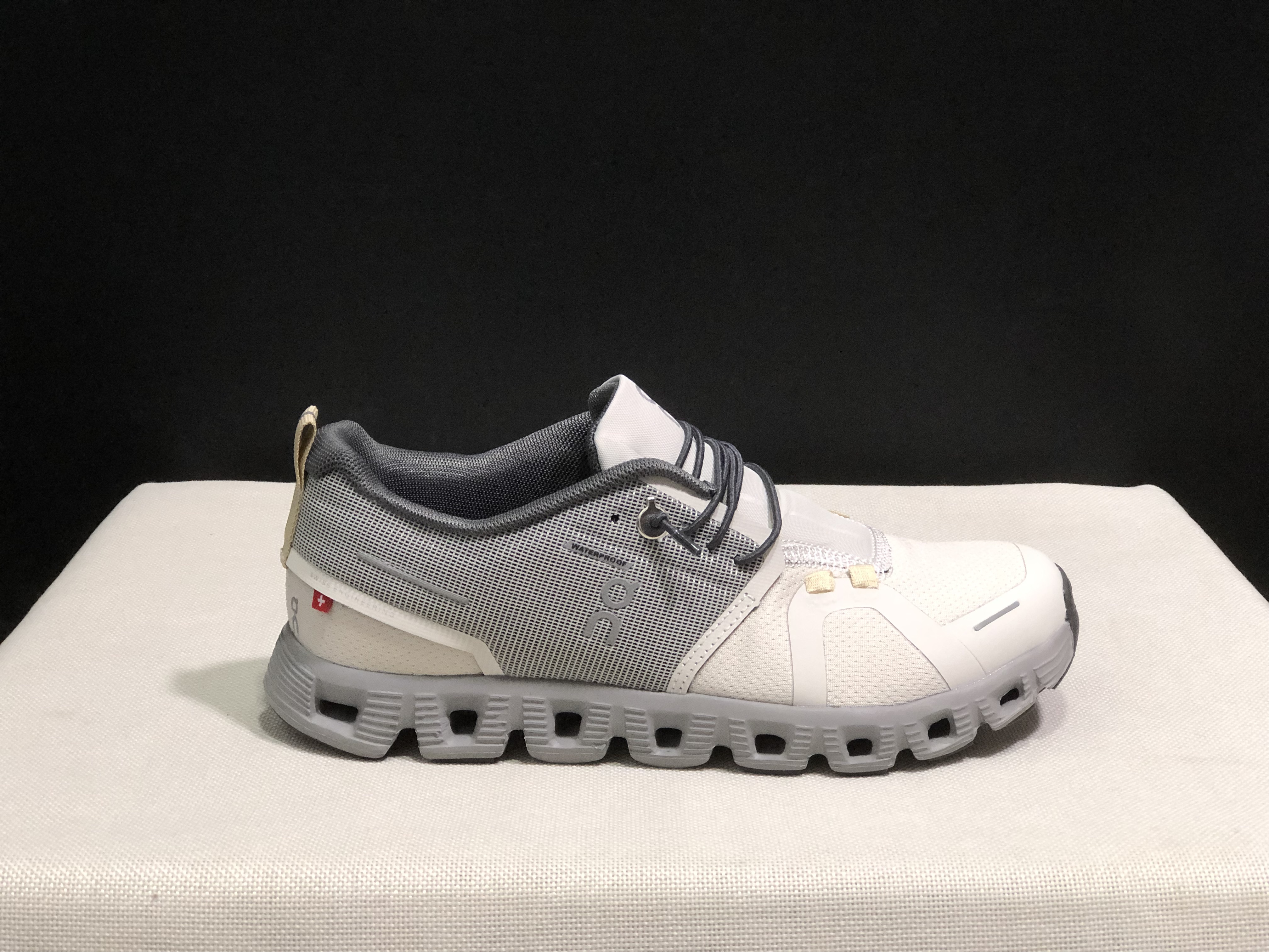 On Running Cloud 5 Lightweight Running Shoes Ivory White/Light Grey