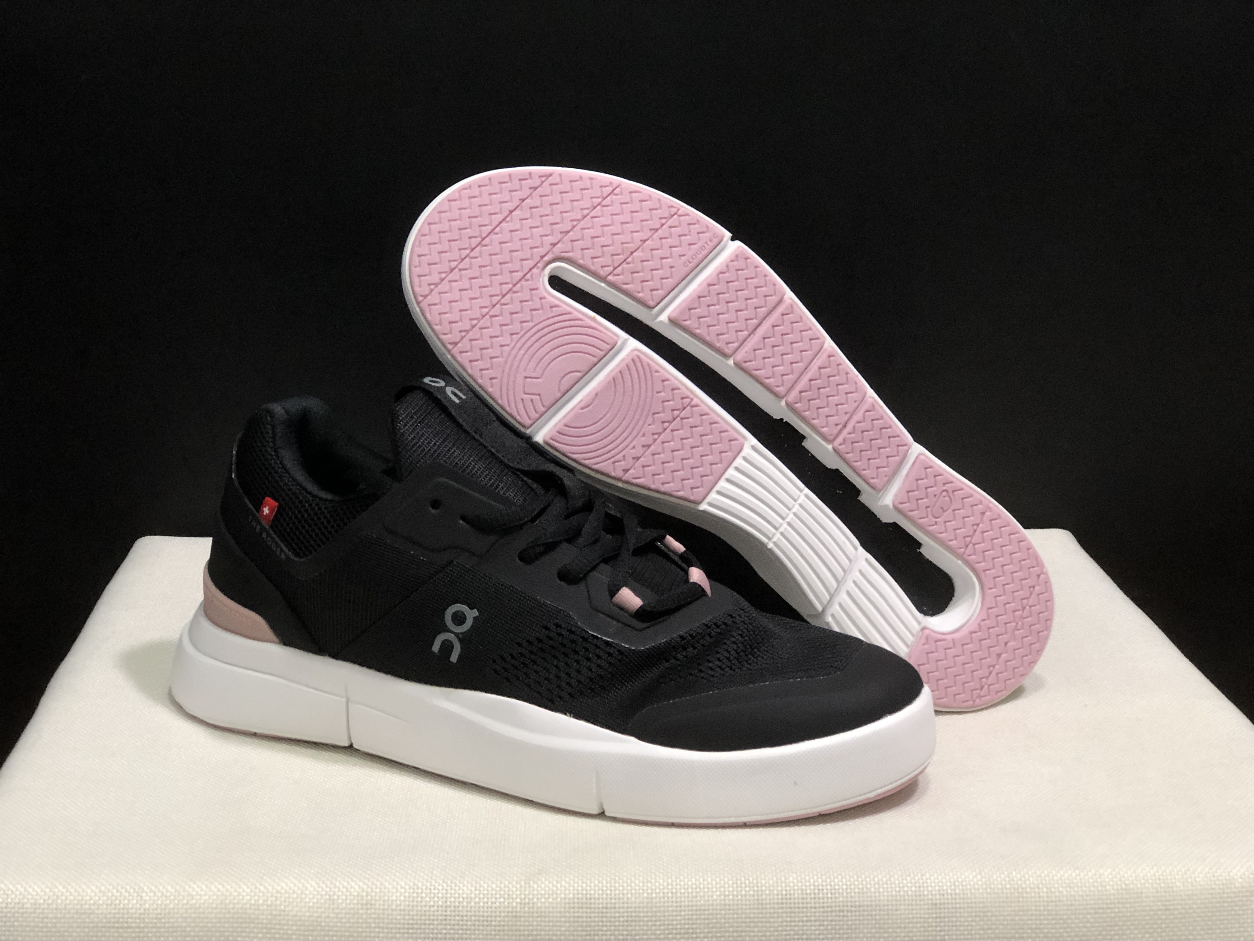 On Running The Roger Spin Breathable Mesh Sneakers Black/Pink Sole