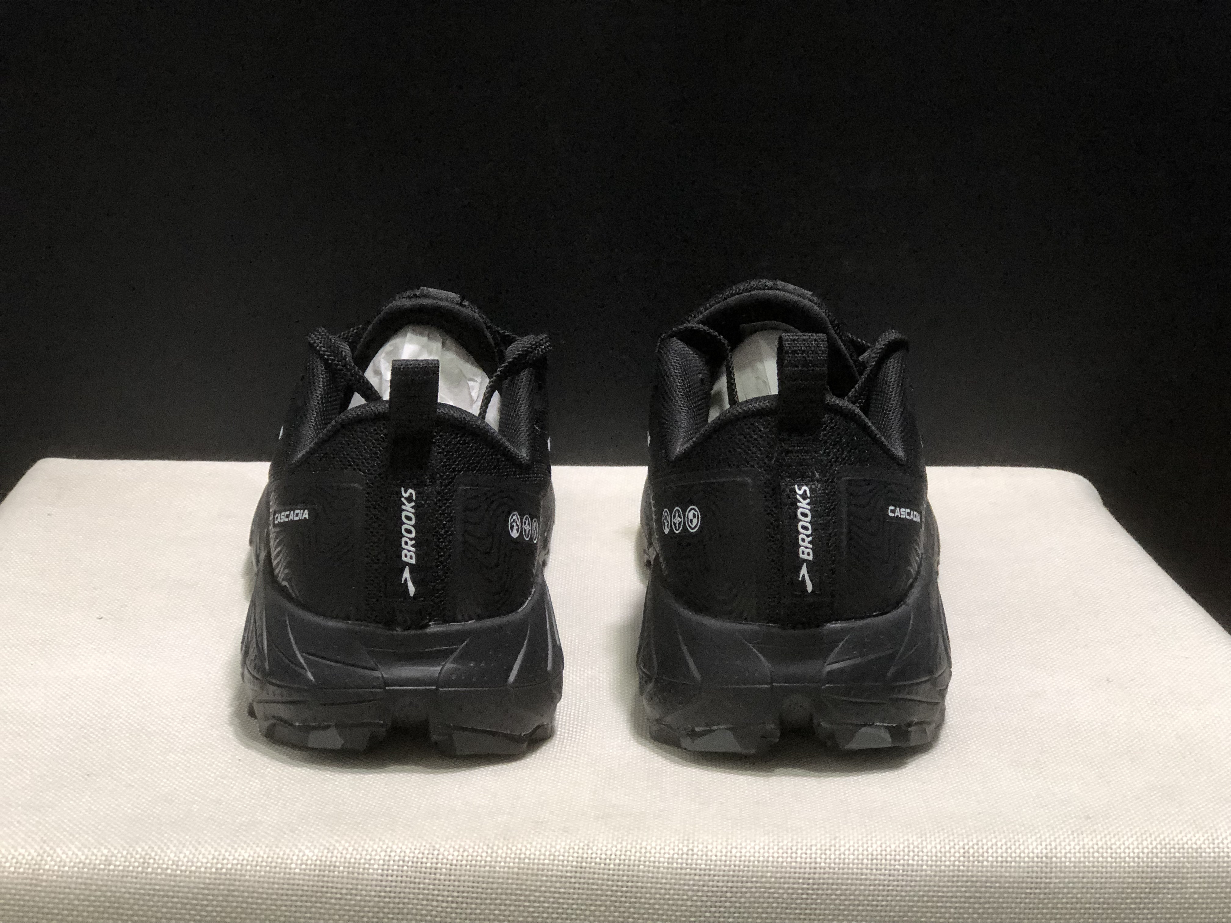 Brooks Cascadia 17 Trail Running Shoes Black/White