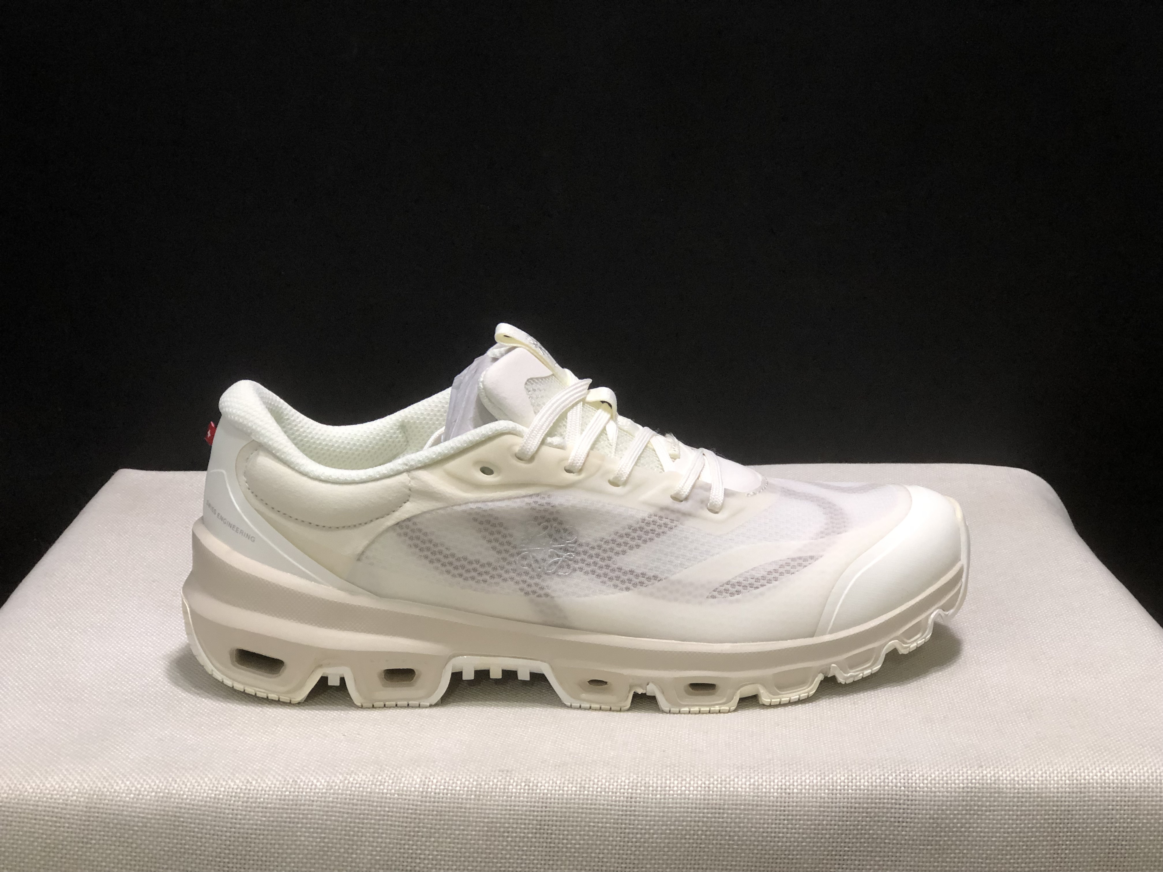 LOEWE x On Running Cloudventure 2.0 Running Shoes Co-Signed Edition Eggshell