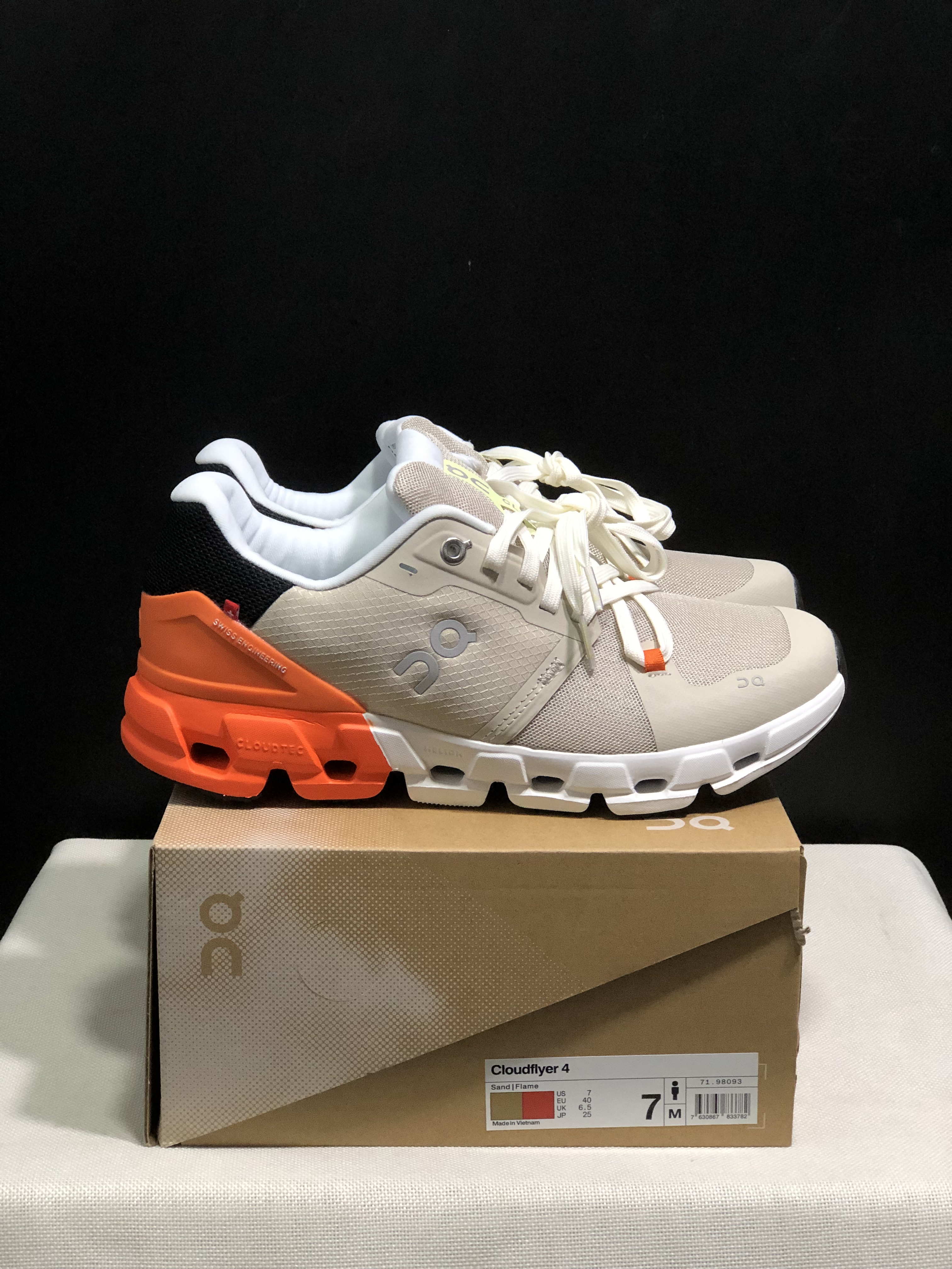 On Running Cloudflow 4 Shock-Absorbing And Wear-Resistant Running Shoes Sand/Flame