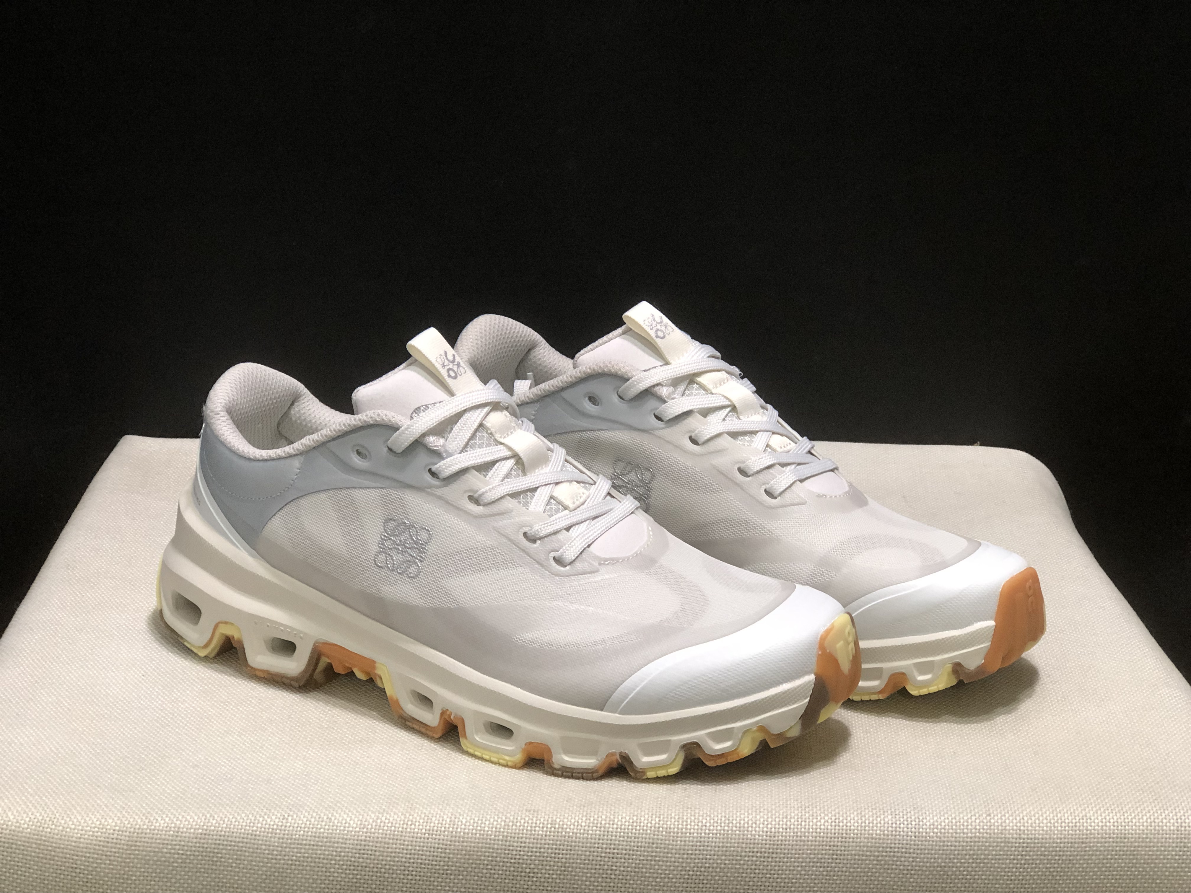 LOEWE x On Running Cloudventure 2.0 Running Shoes Co-Signed Edition Grayish-White