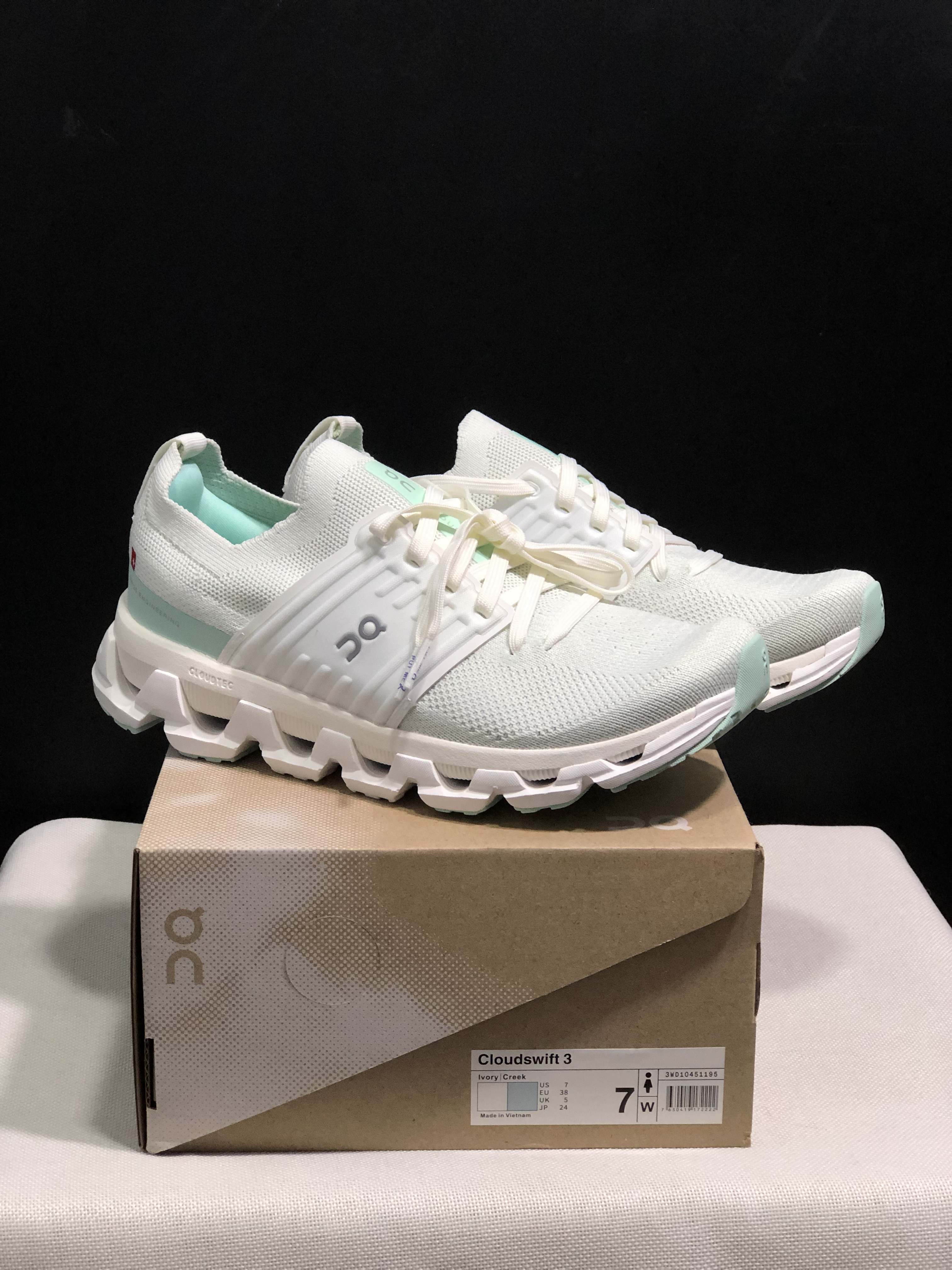 On Running Cloudswift 3 Trendy And Comfortable Running Shoes Ivory/Creek