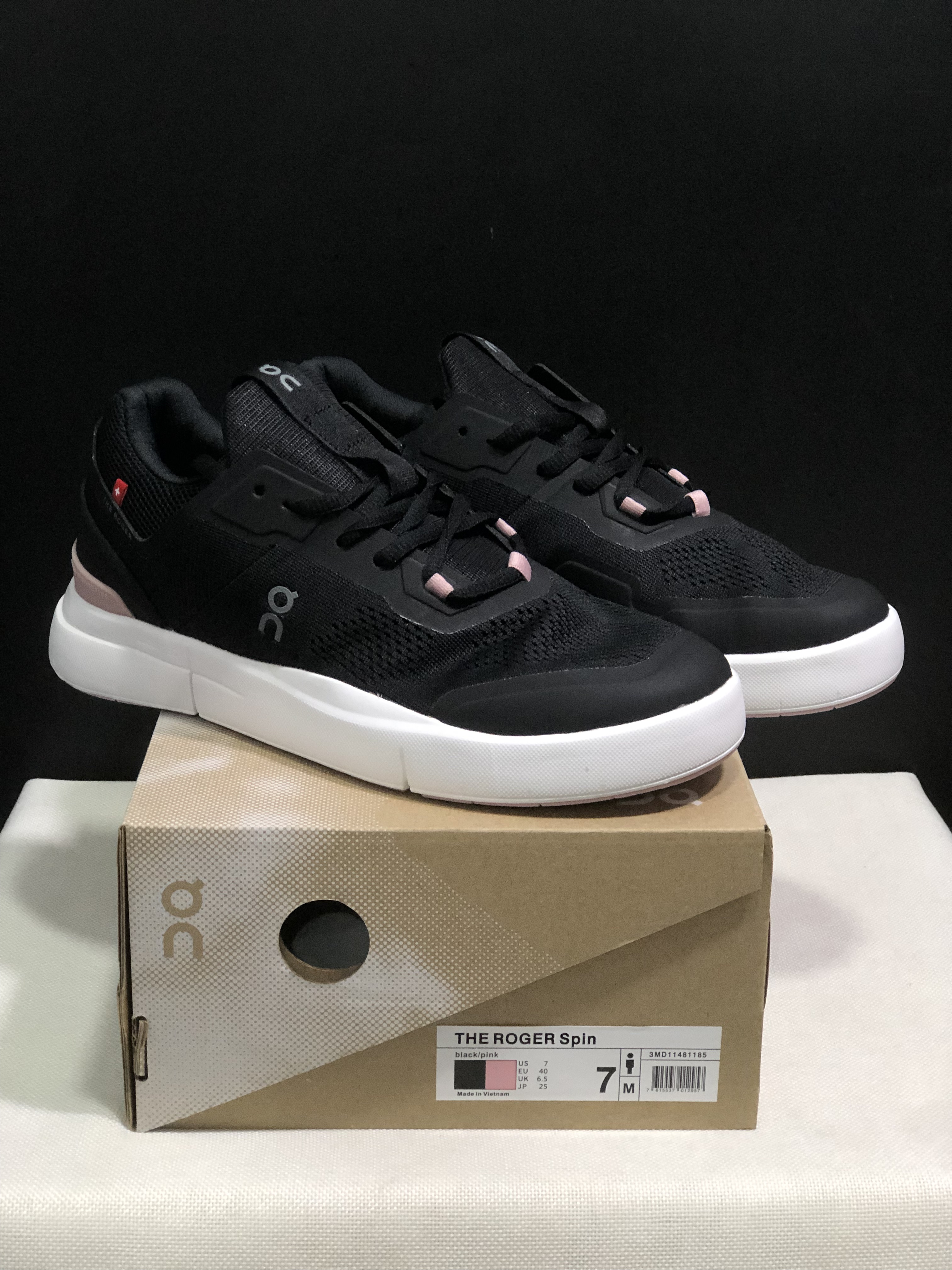 On Running The Roger Spin Breathable Mesh Sneakers Black/Pink Sole