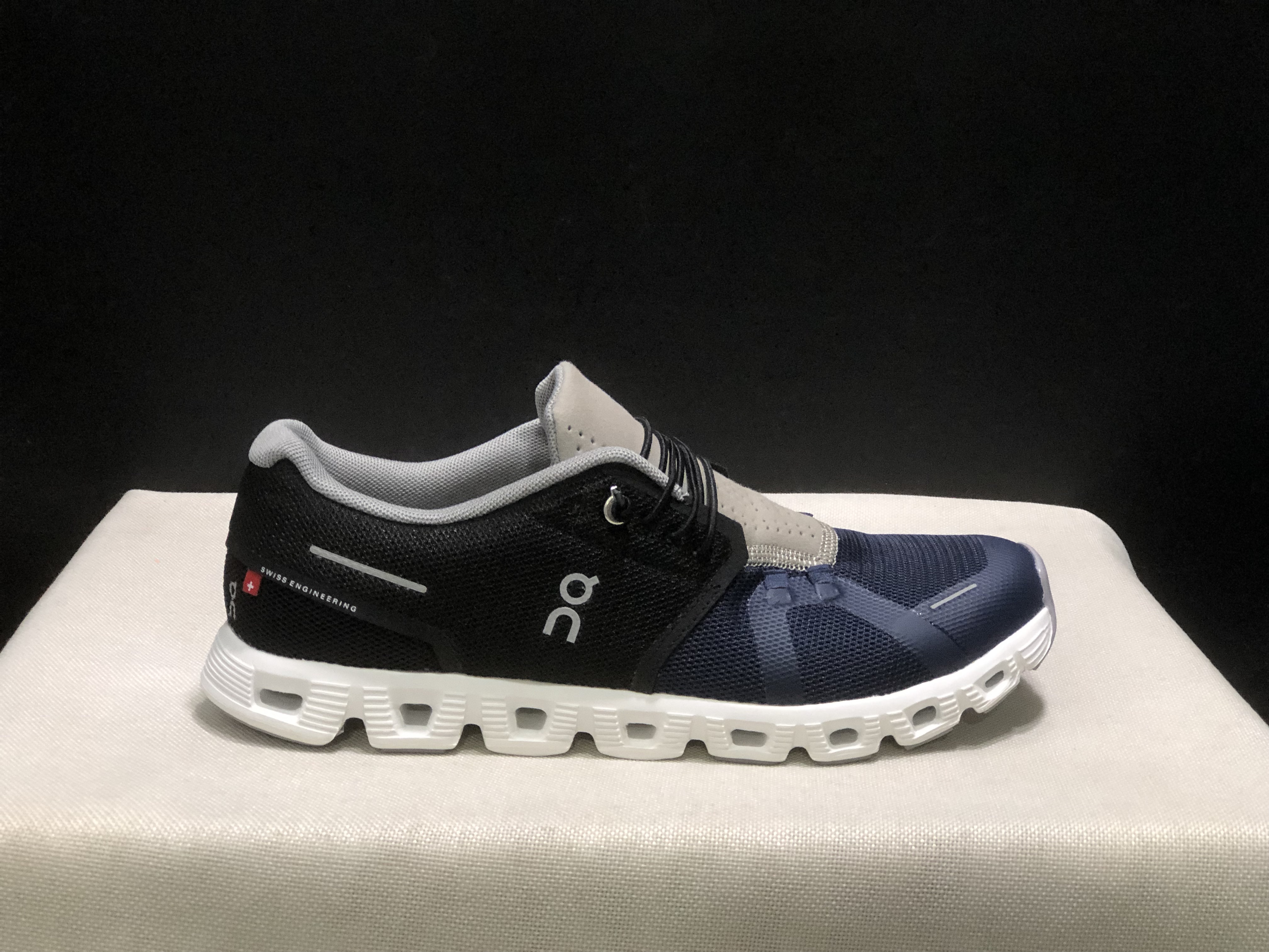 On Running Cloud 5 Lightweight Running Shoes Navy/Black
