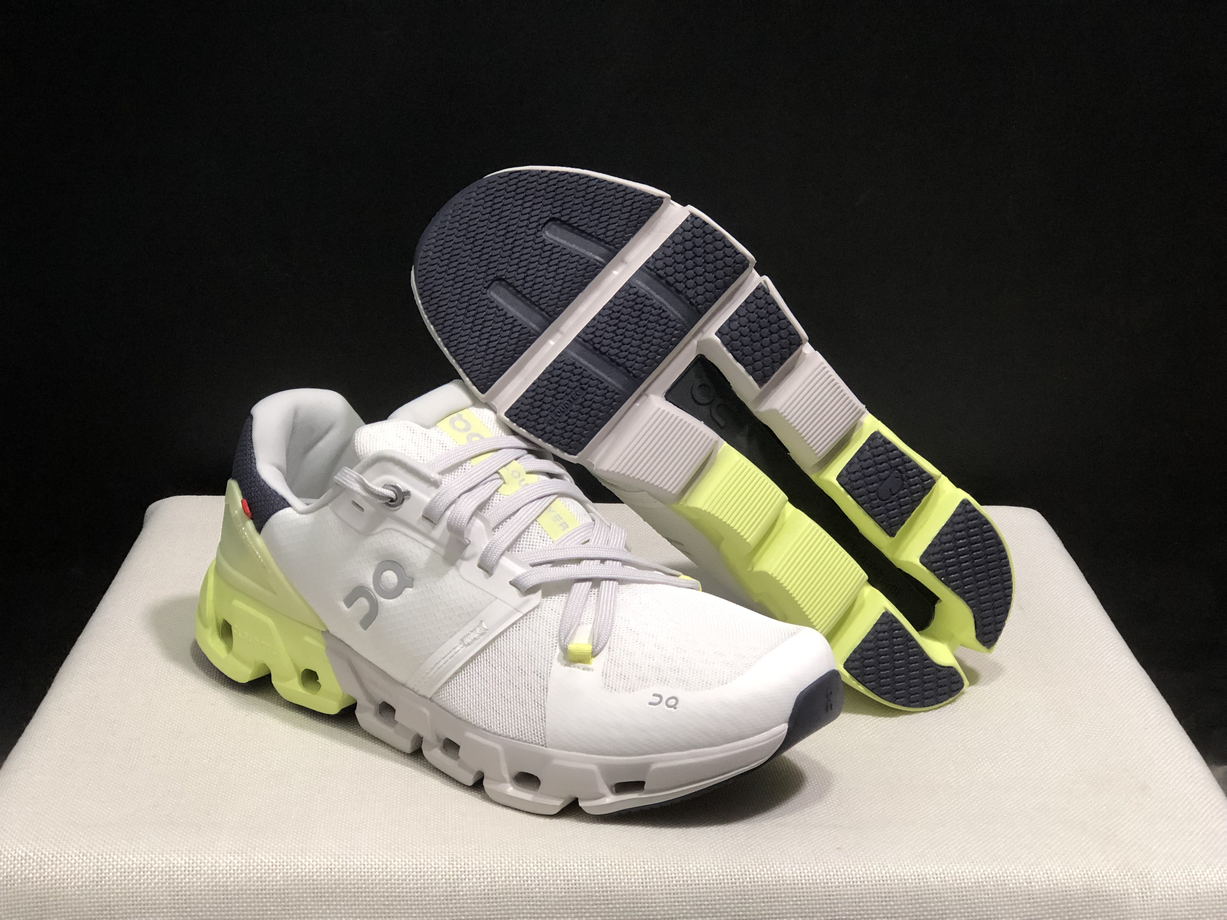 On Running Cloudflow 4 White/Hay Shock-Absorbing And Wear-Resistant Running Shoes