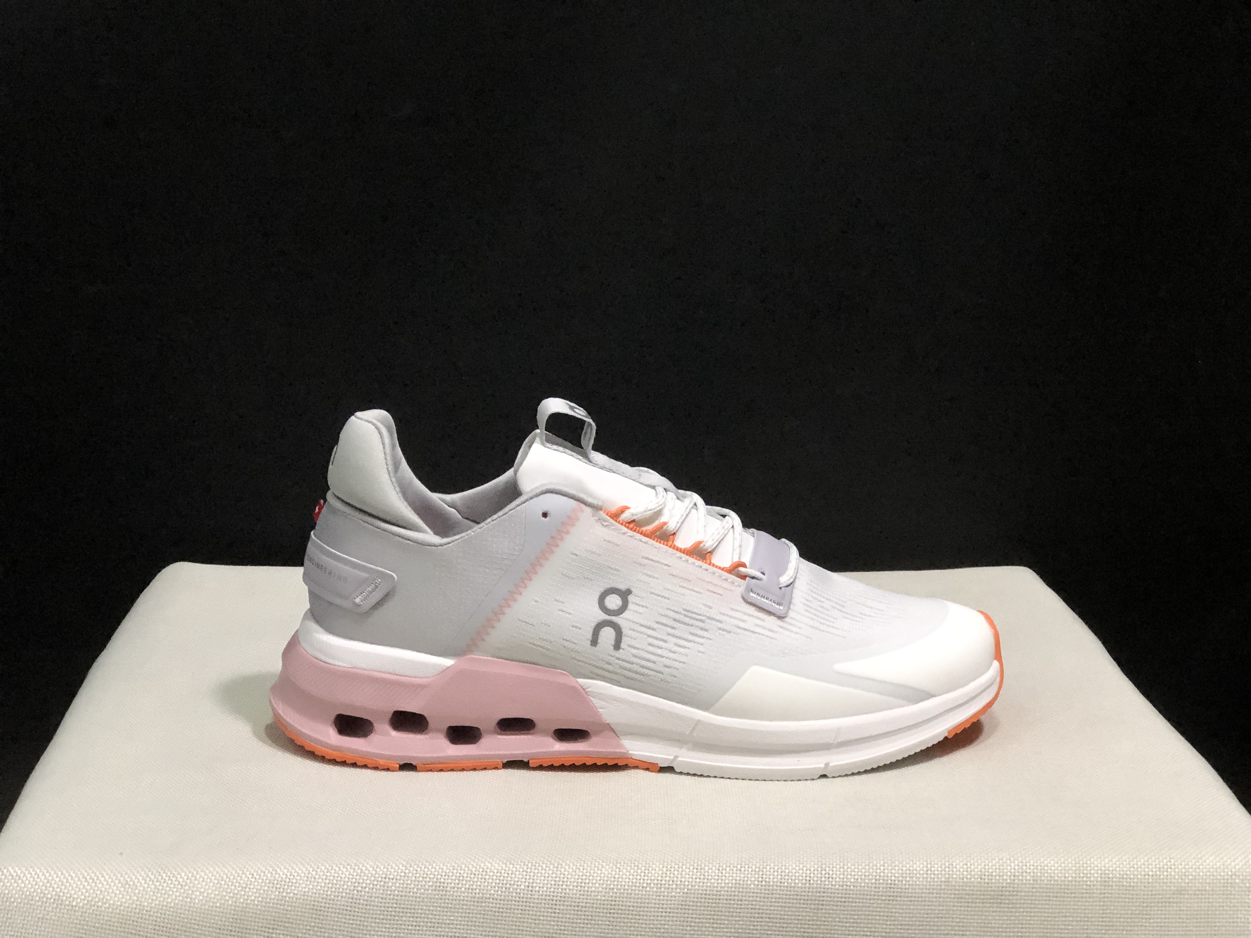 On Running Cloudnova Flux Comfortable Running Shoes White/Pink