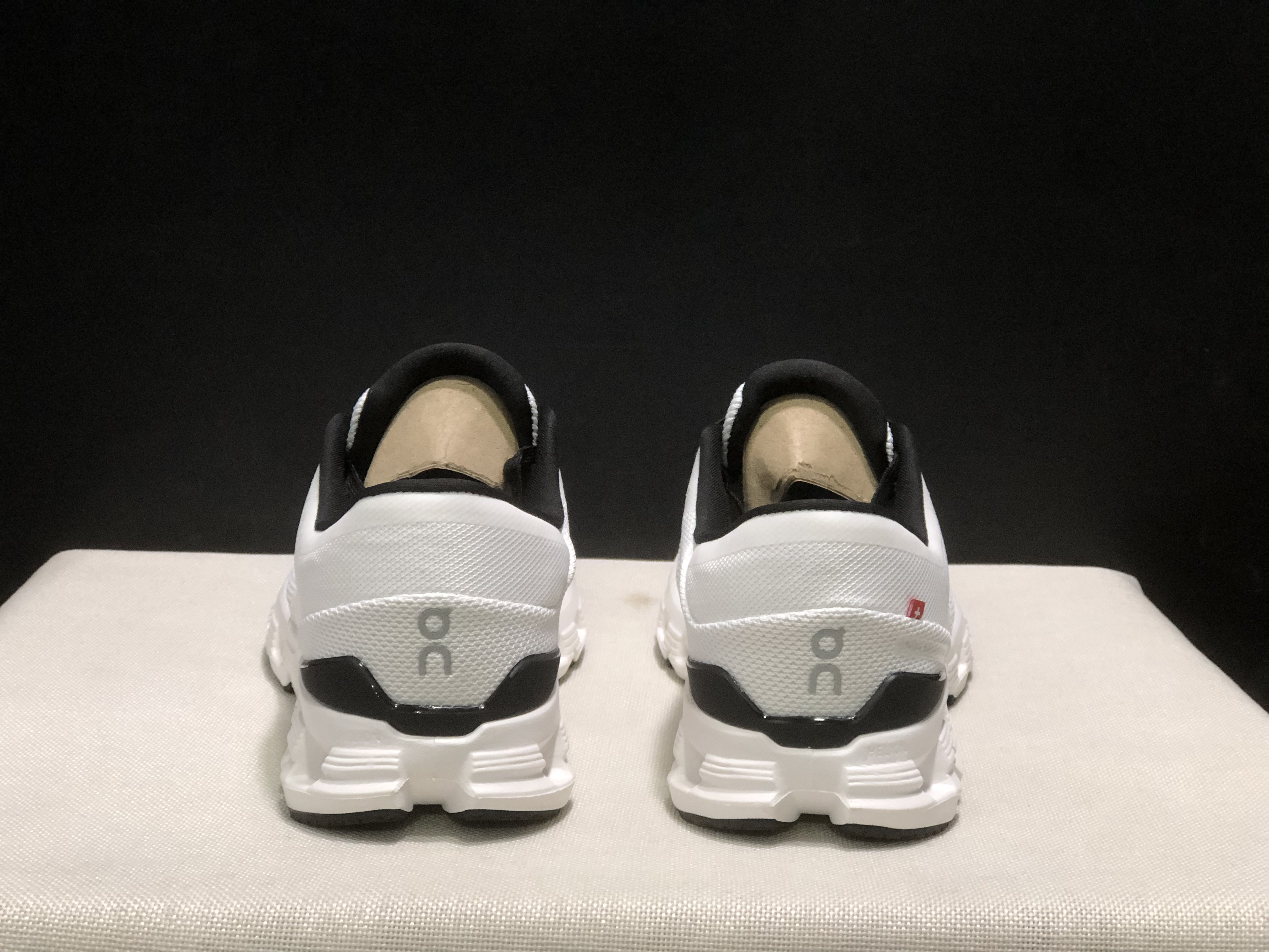 On Running Cloud X4 Comfortable Running Shoes White/Black