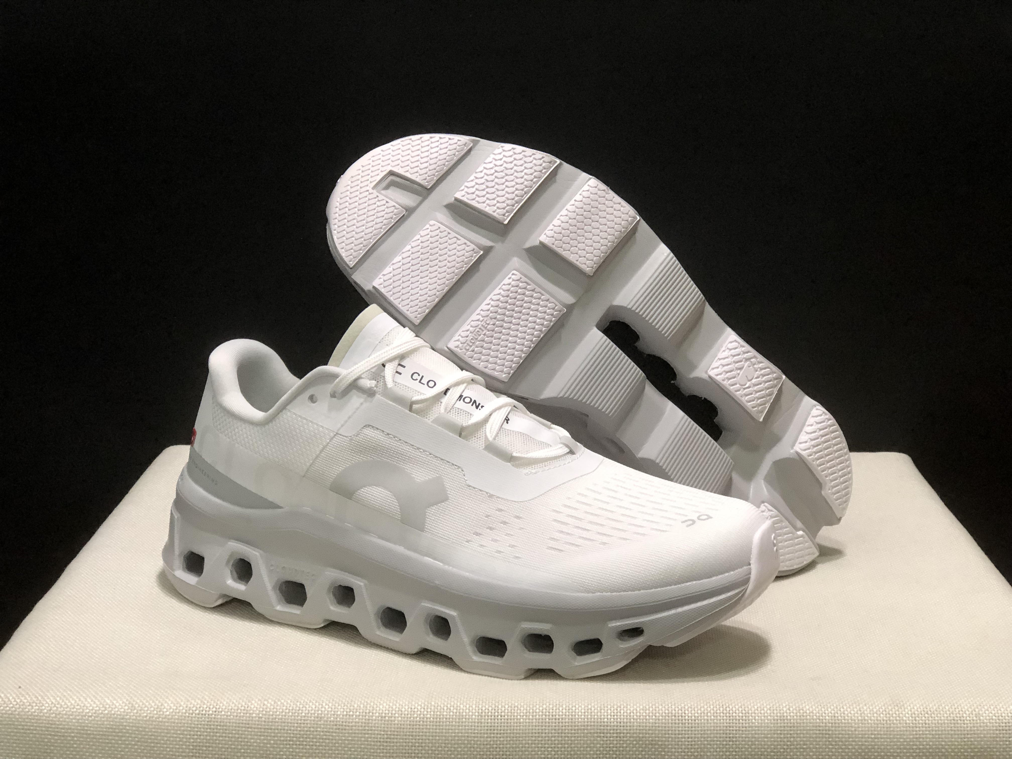 On Running Cloudmonster Anti-Slip Running Shoes White/Frost