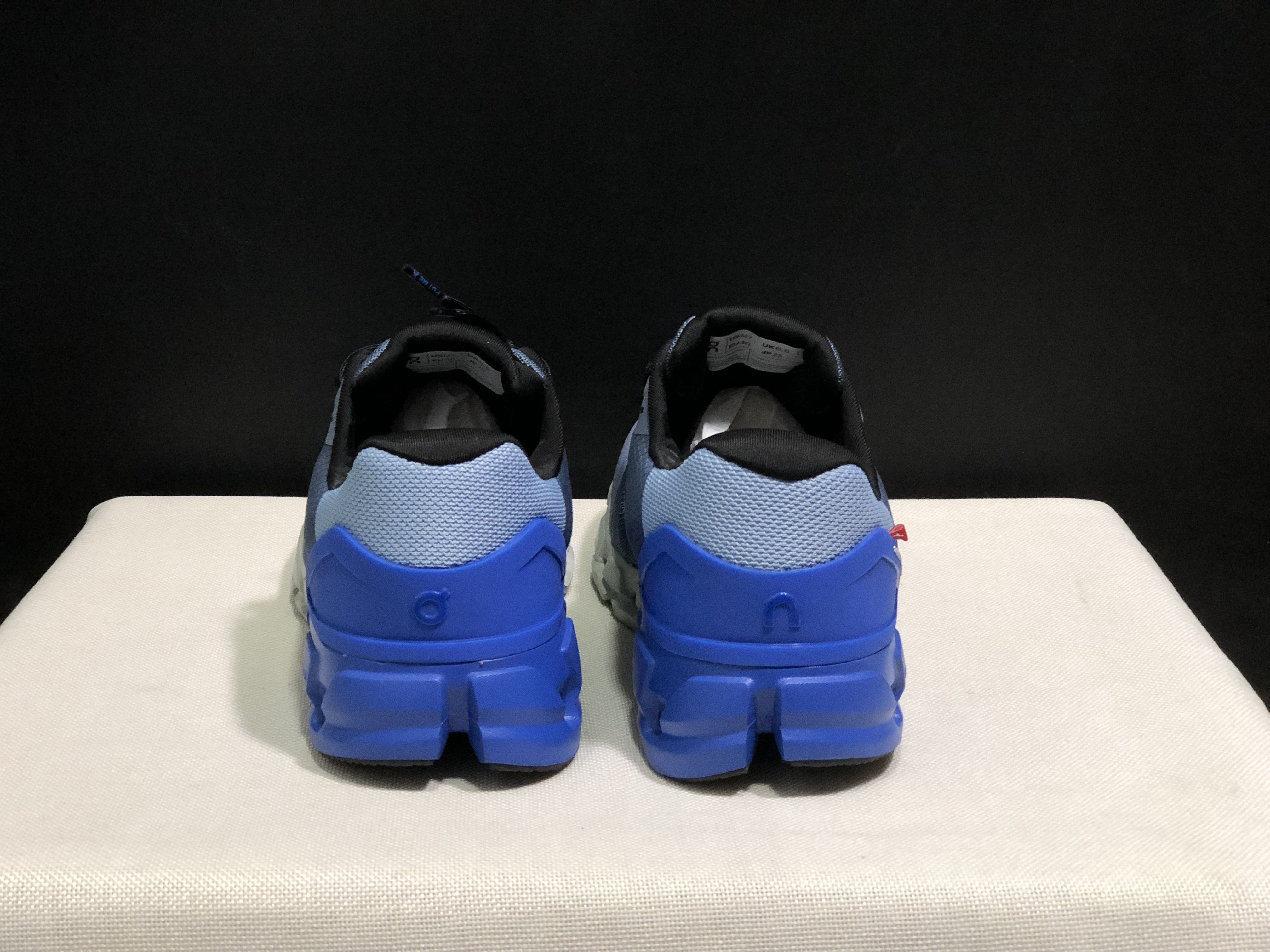 On Running Cloudflow 4 Shock-Absorbing And Wear-Resistant Running Shoes Metal/Lapis