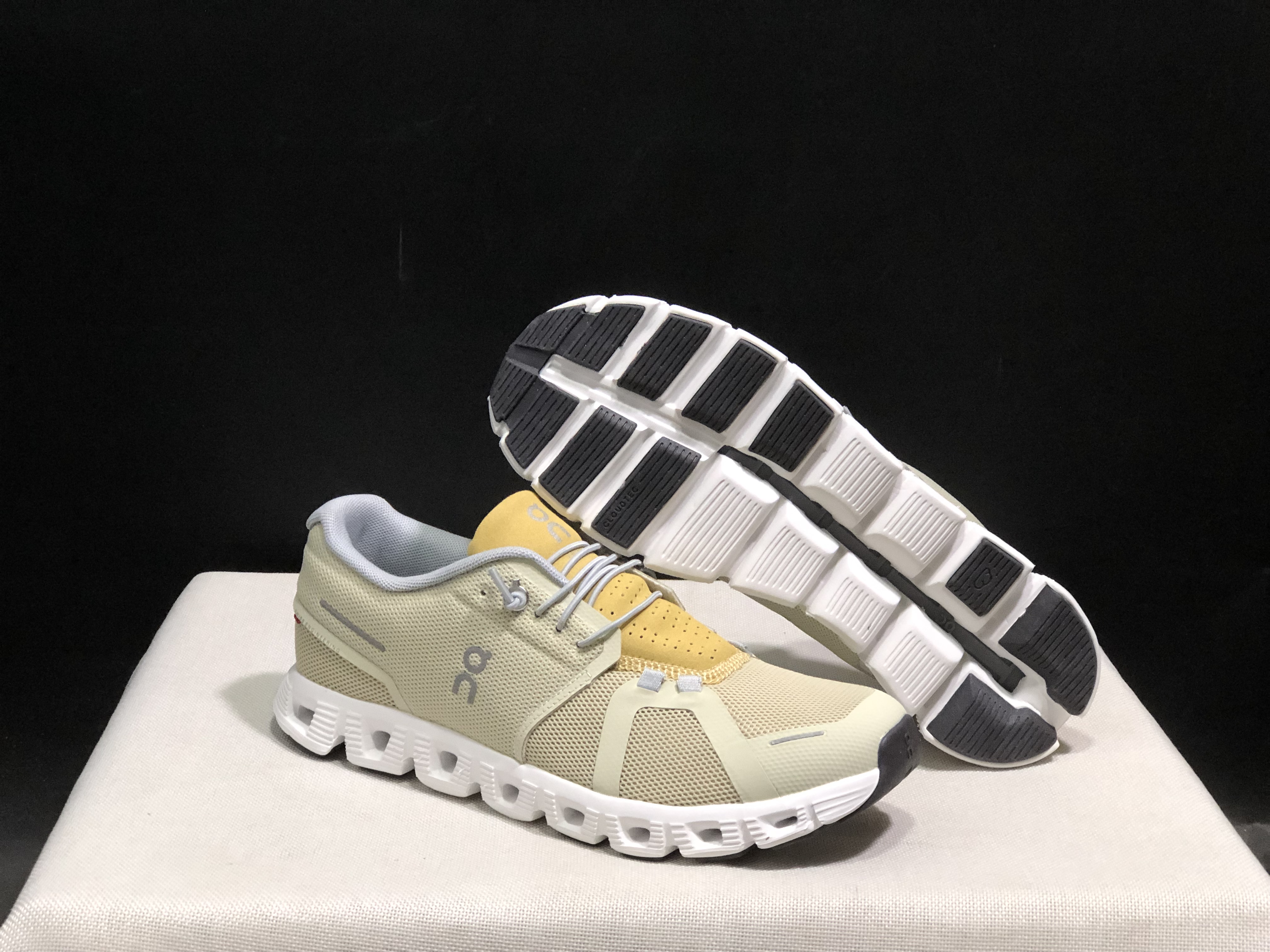 On Running Cloud 5 Lightweight Running Shoes Haze/Sand