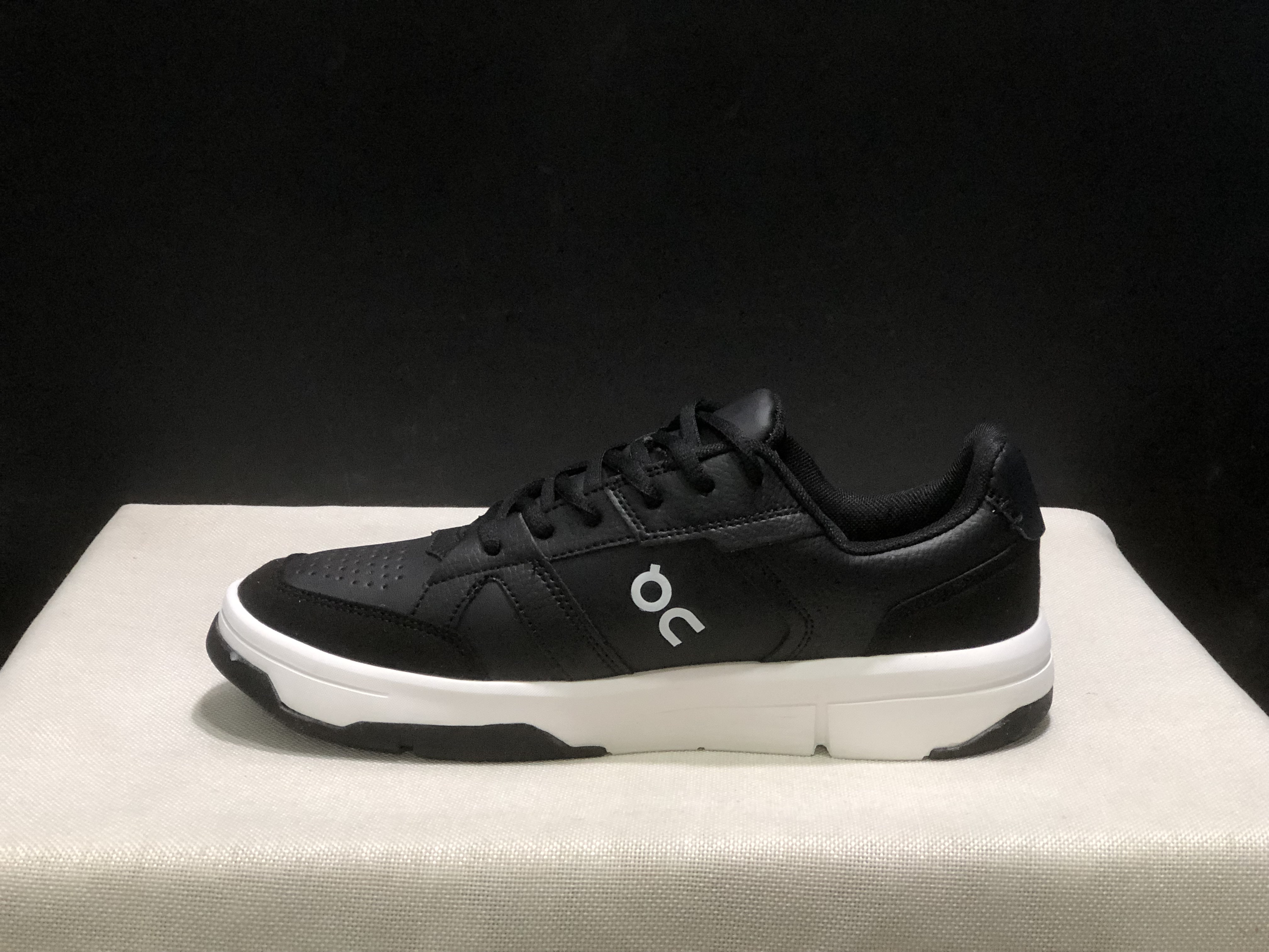 On Running The Roger Clubhouse Casual Sneakers Black/White