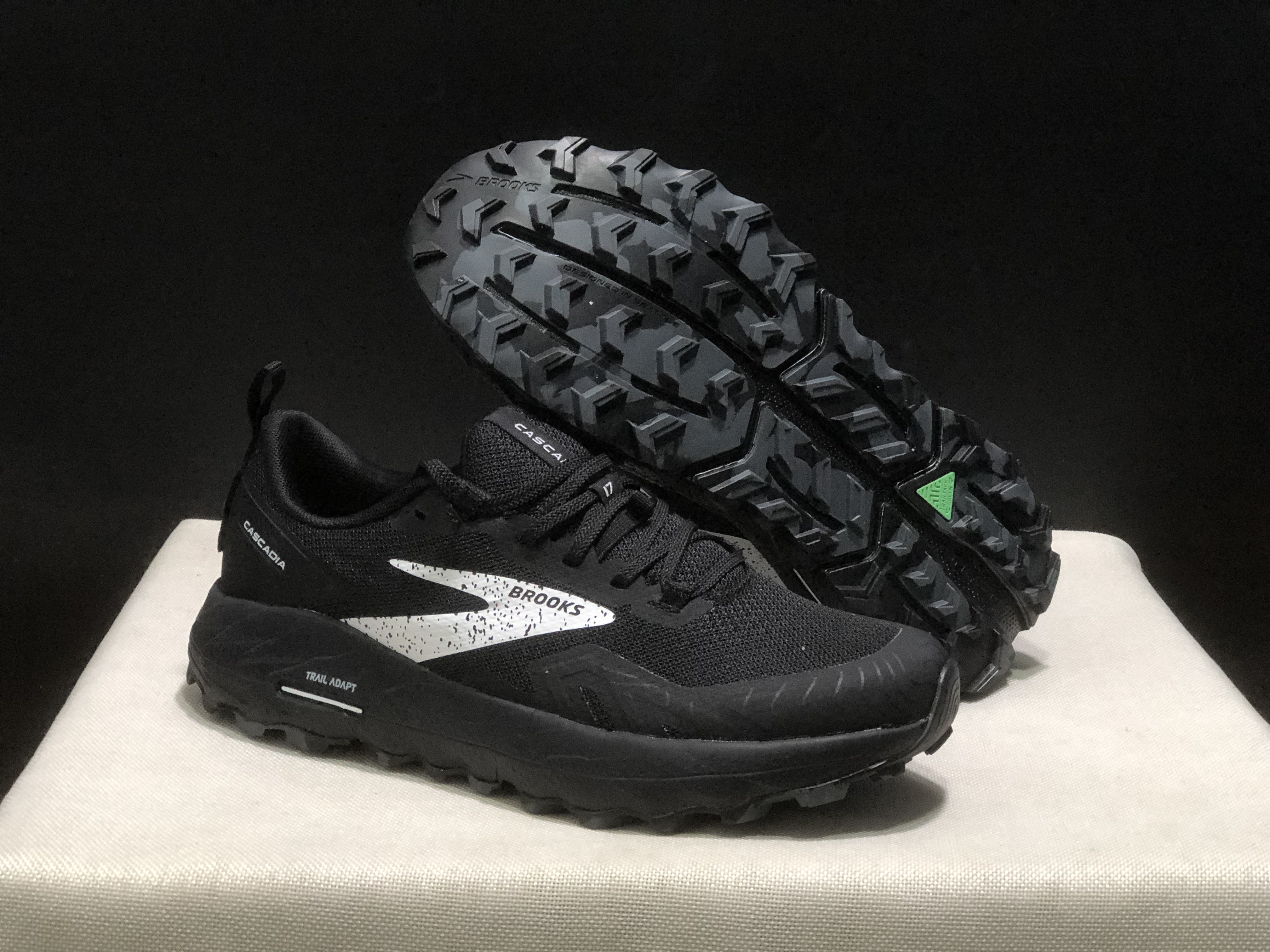 Brooks Cascadia 17 Trail Running Shoes Black/White