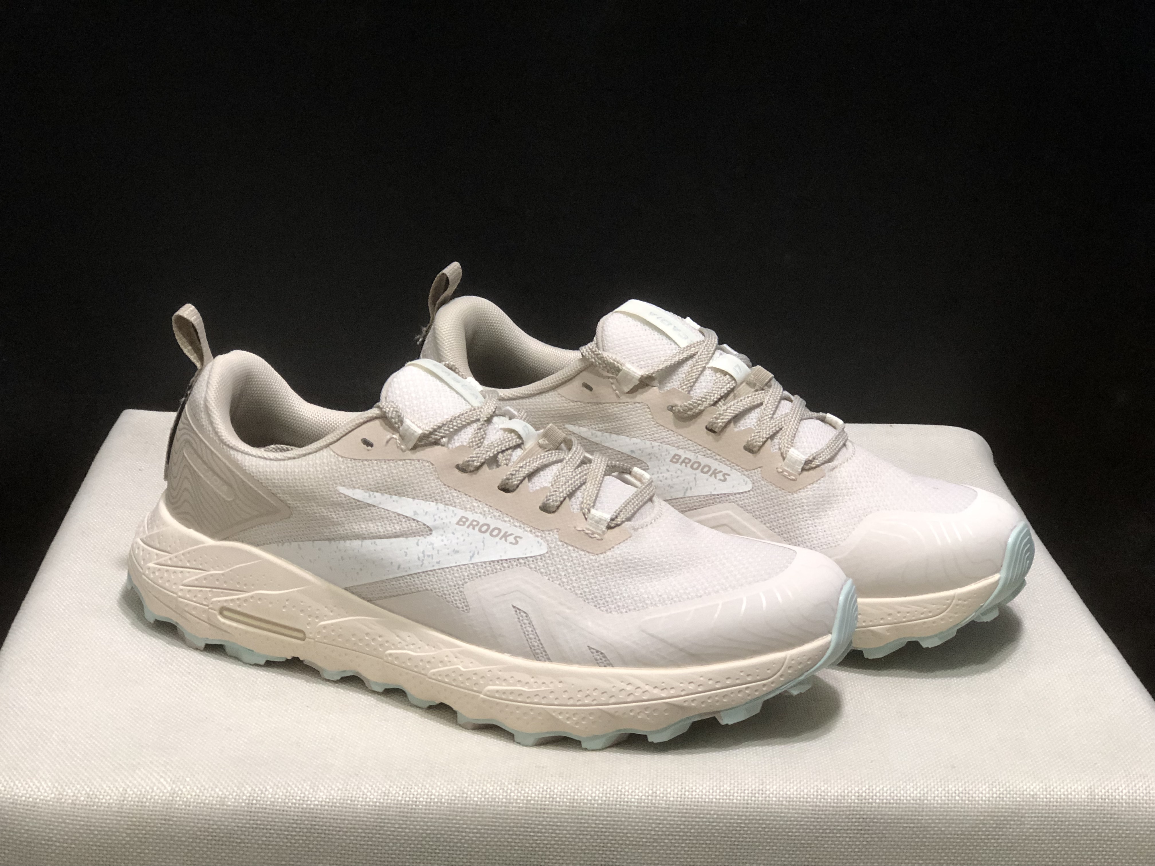 Brooks Cascadia 17 Trail Running Shoes Sand White Grey