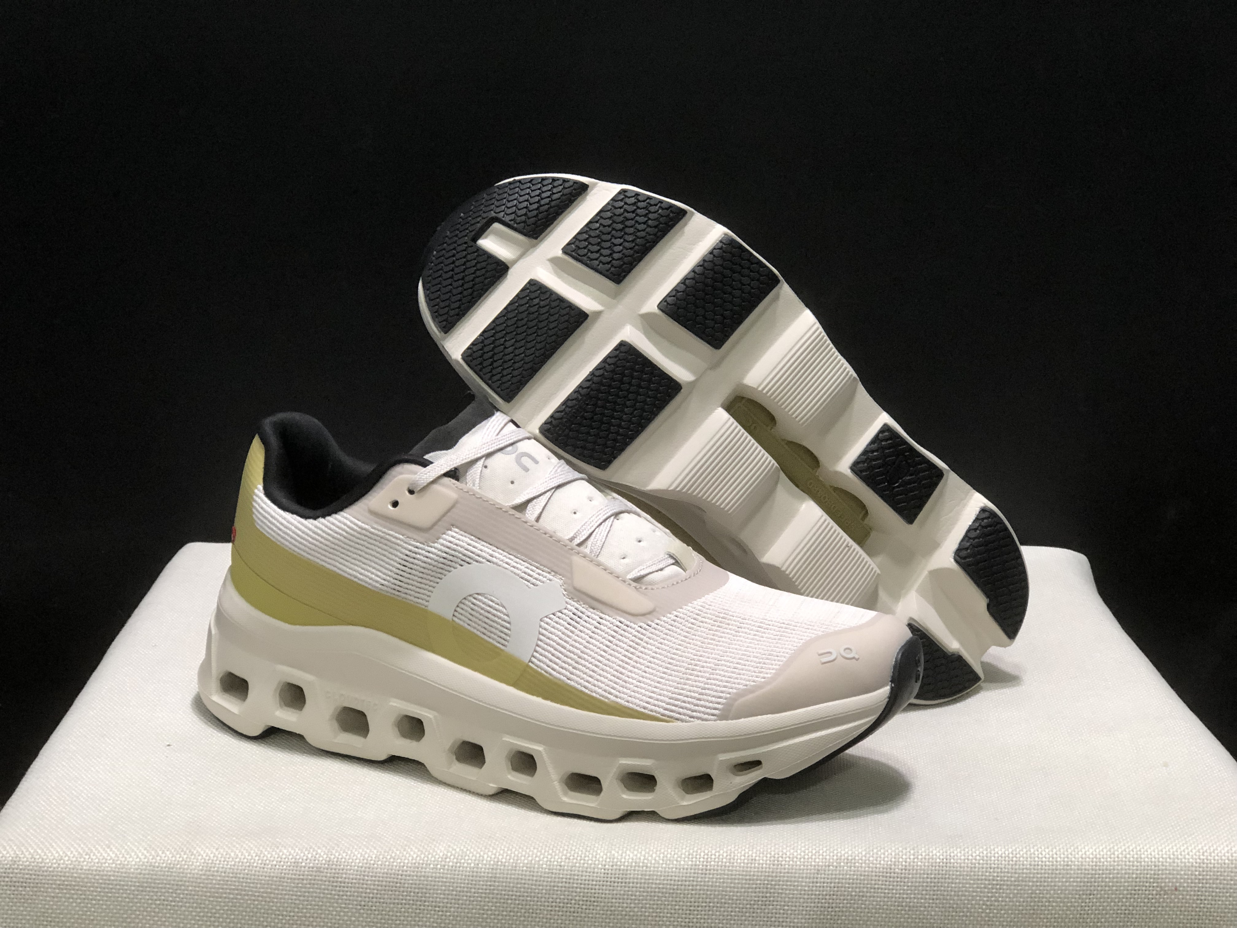 On Running Cloudmonster Void 1 M Casual Running Shoes Light Khaki/Light Green