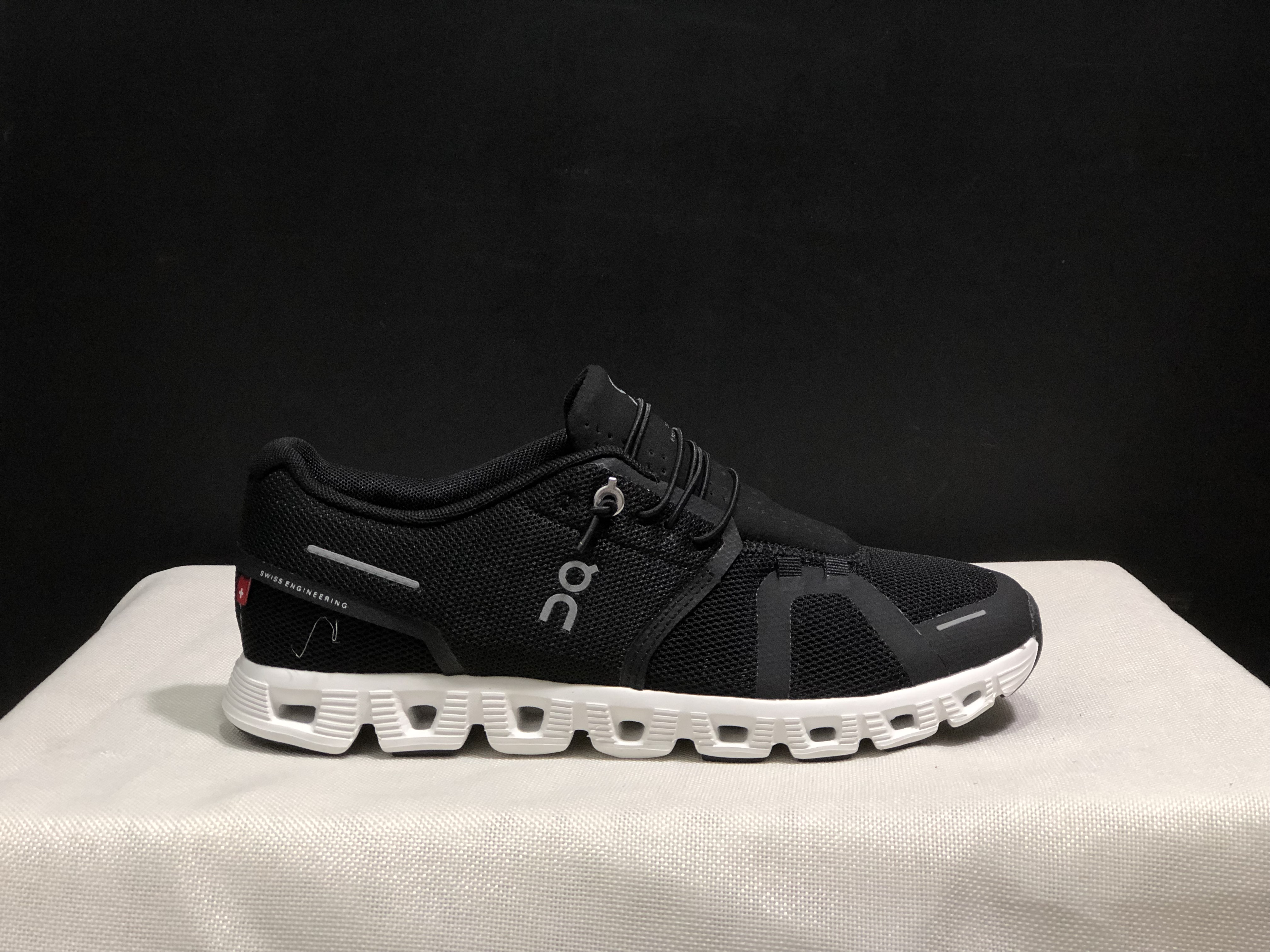 On Running Cloud 5 Lightweight Running Shoes Black/White