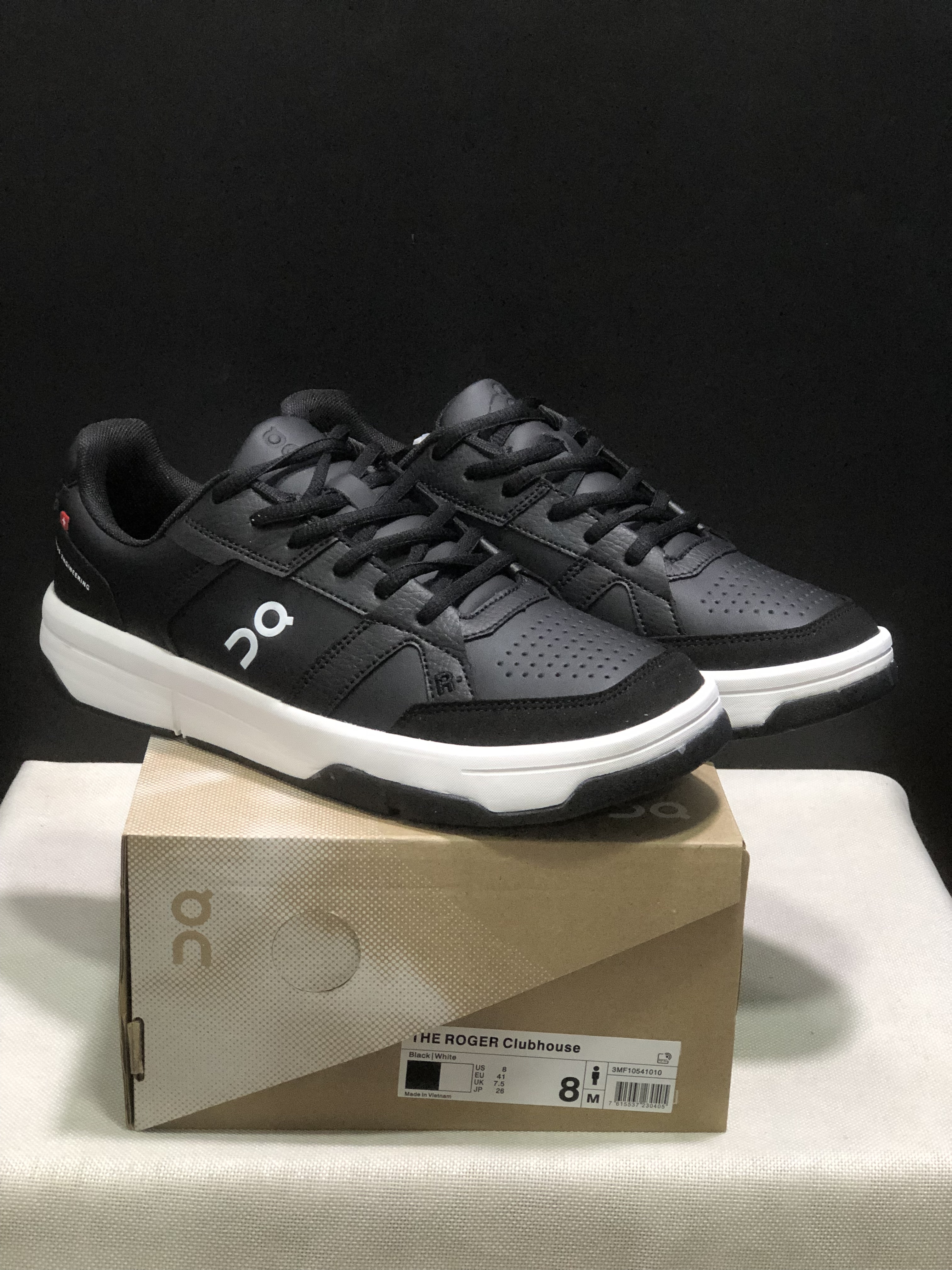 On Running The Roger Clubhouse Casual Sneakers Black/White