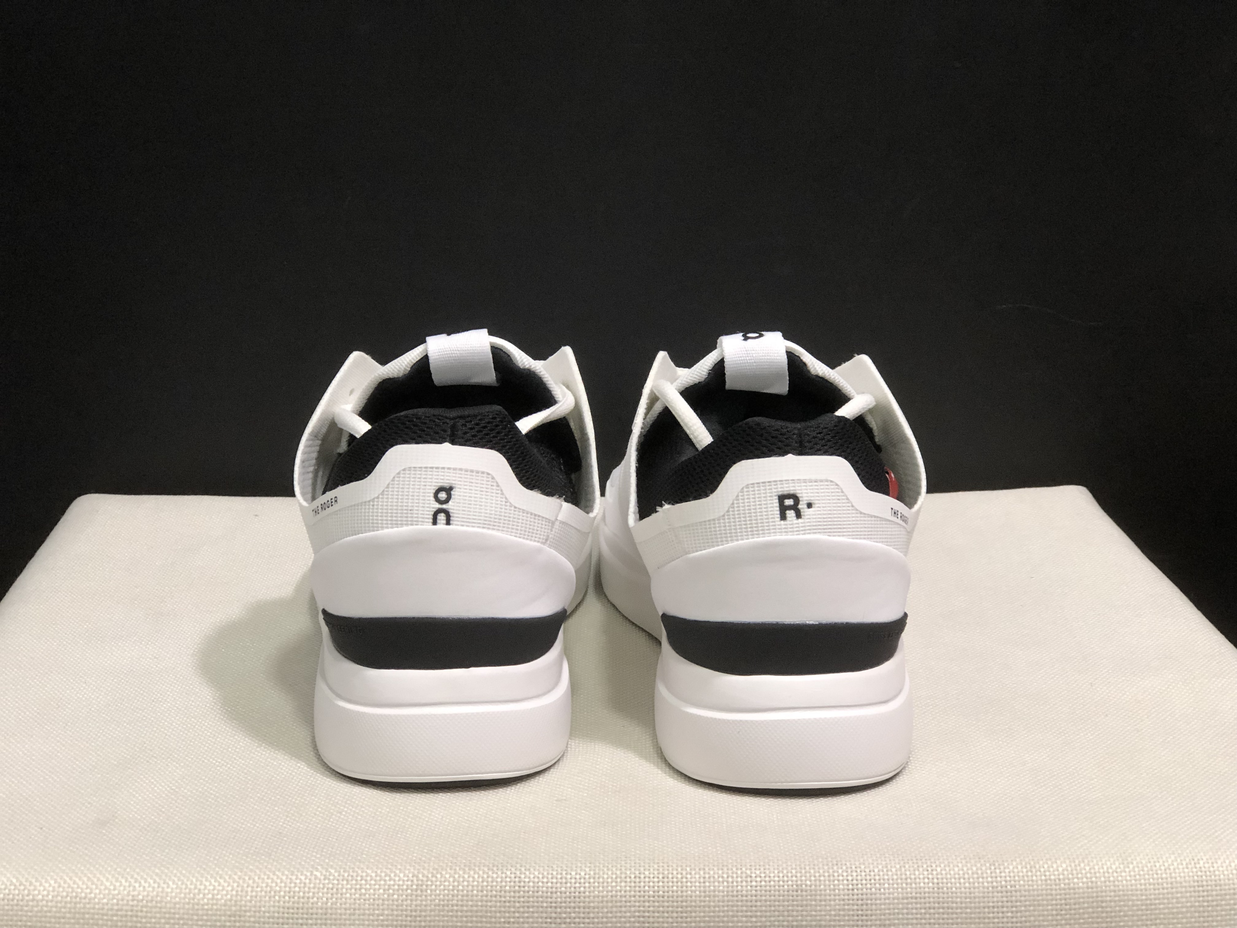 On Running The Roger Spin Breathable Mesh Sneakers White/Black