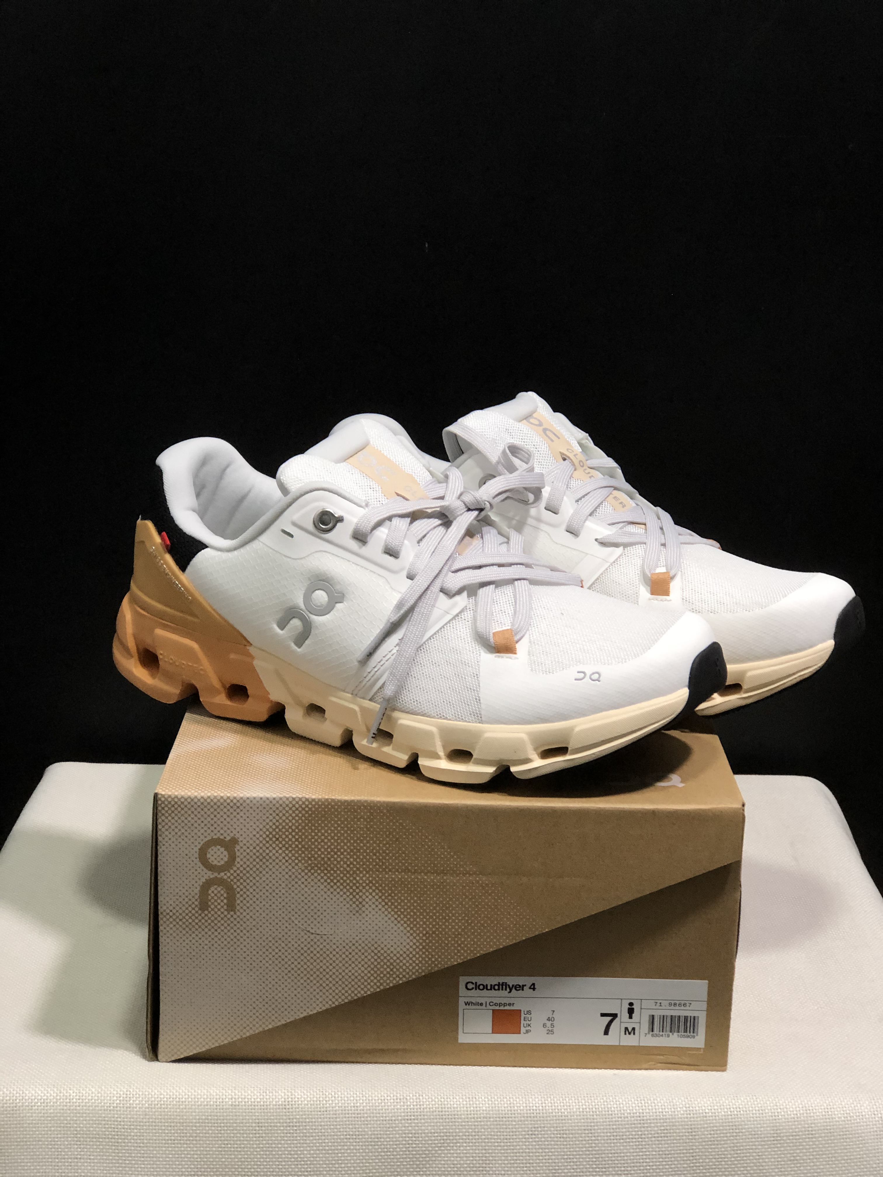 On Running Cloudflow 4 Shock-Absorbing And Wear-Resistant Running Shoes White/Copper