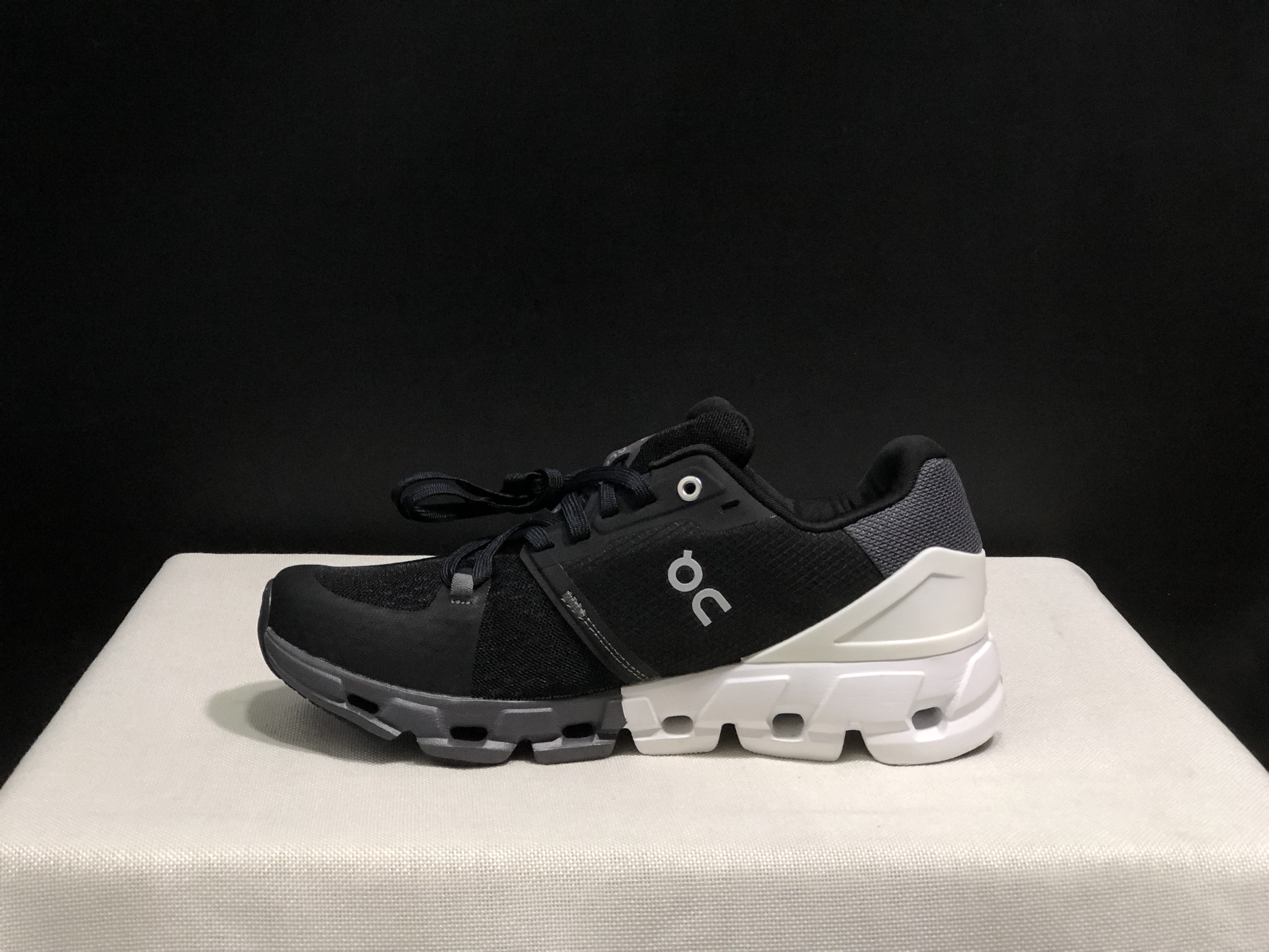 On Running Cloudflow 4 Shock-Absorbing And Wear-Resistant Running Shoes Black/White