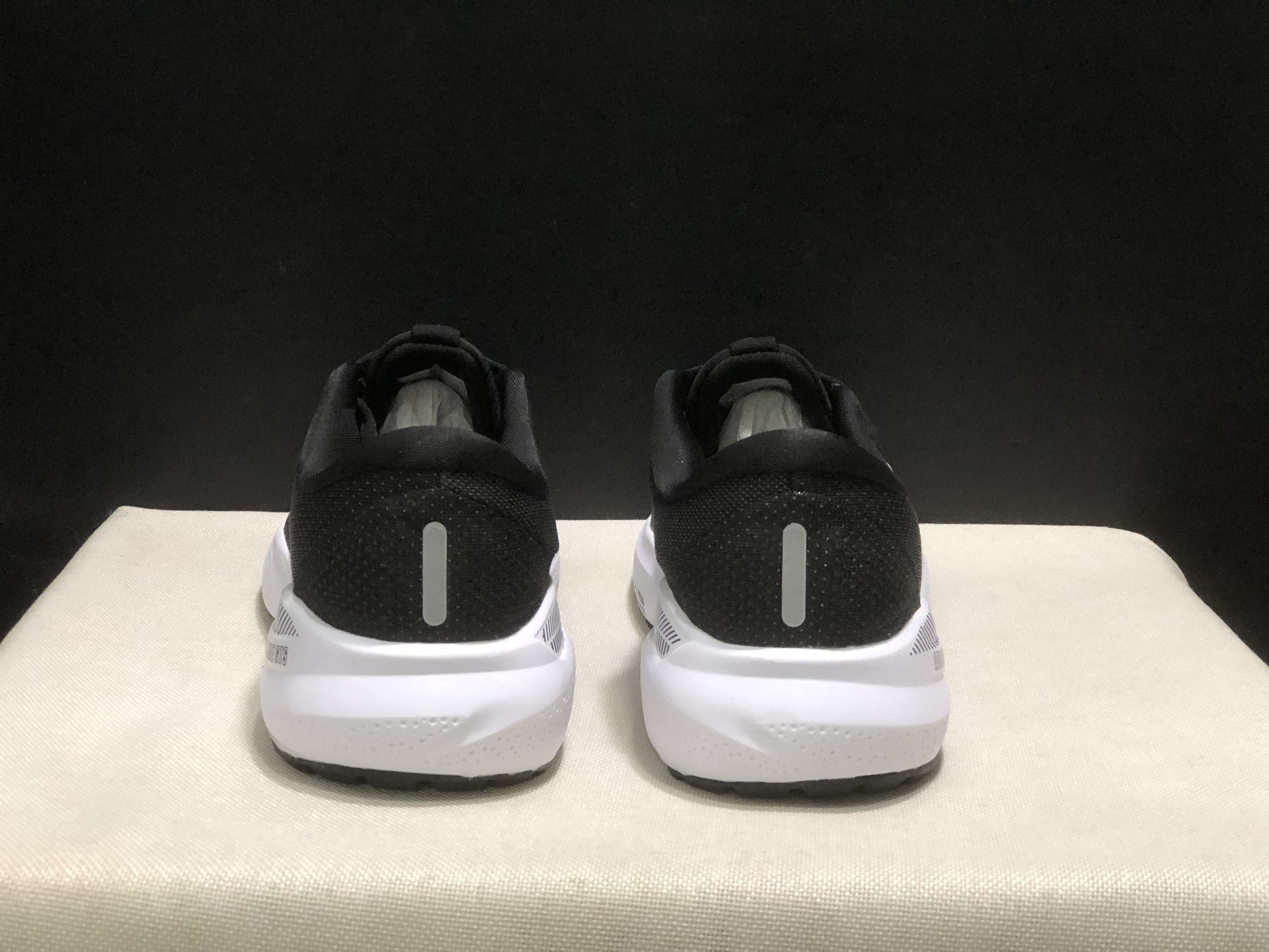 Brooks Adrenaline GTS 24 Casual Running Shoes Black/White