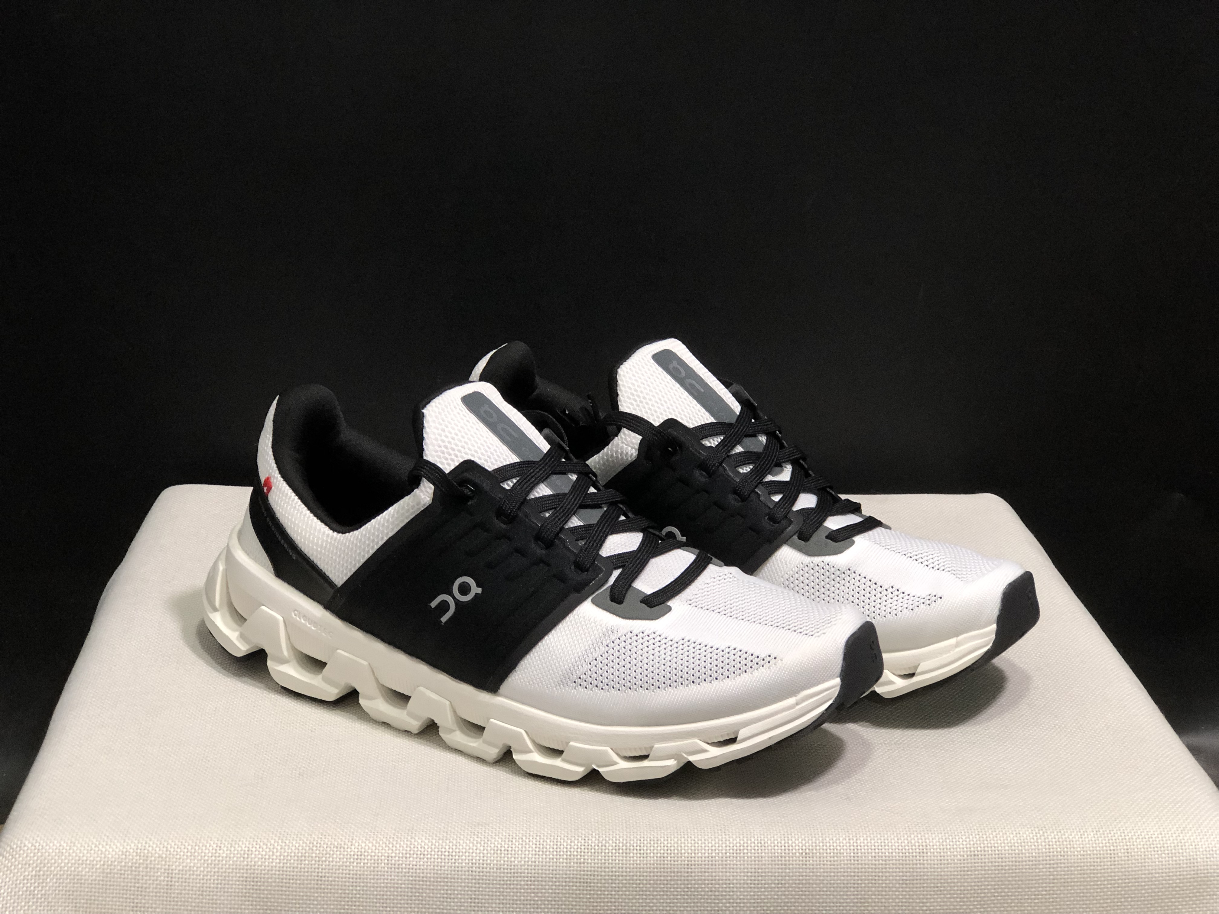 On Running Cloudswift 3 Trendy And Comfortable Running Shoes Black/White