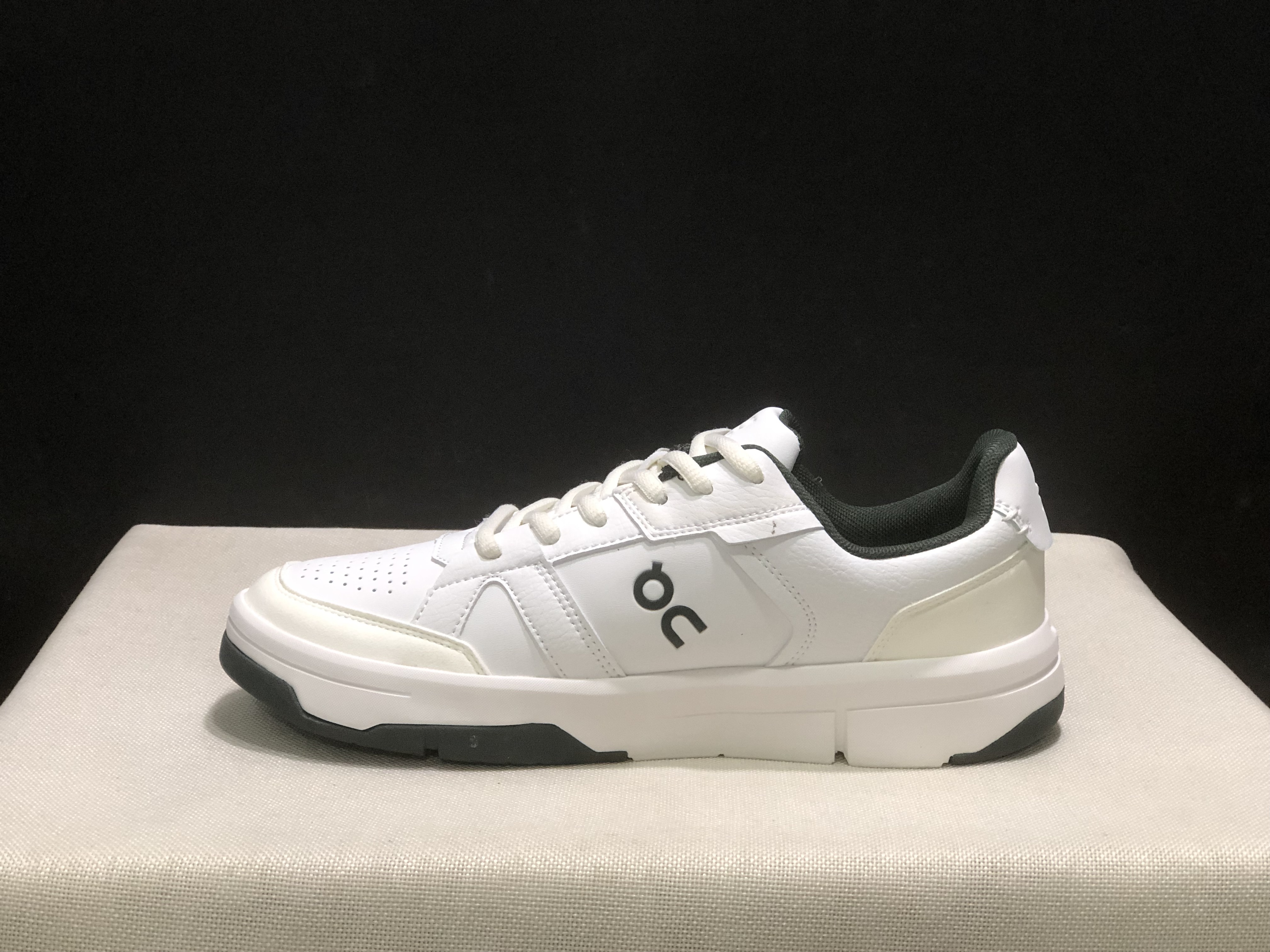On Running The Roger Clubhouse Casual Sneakers White/Evergreen