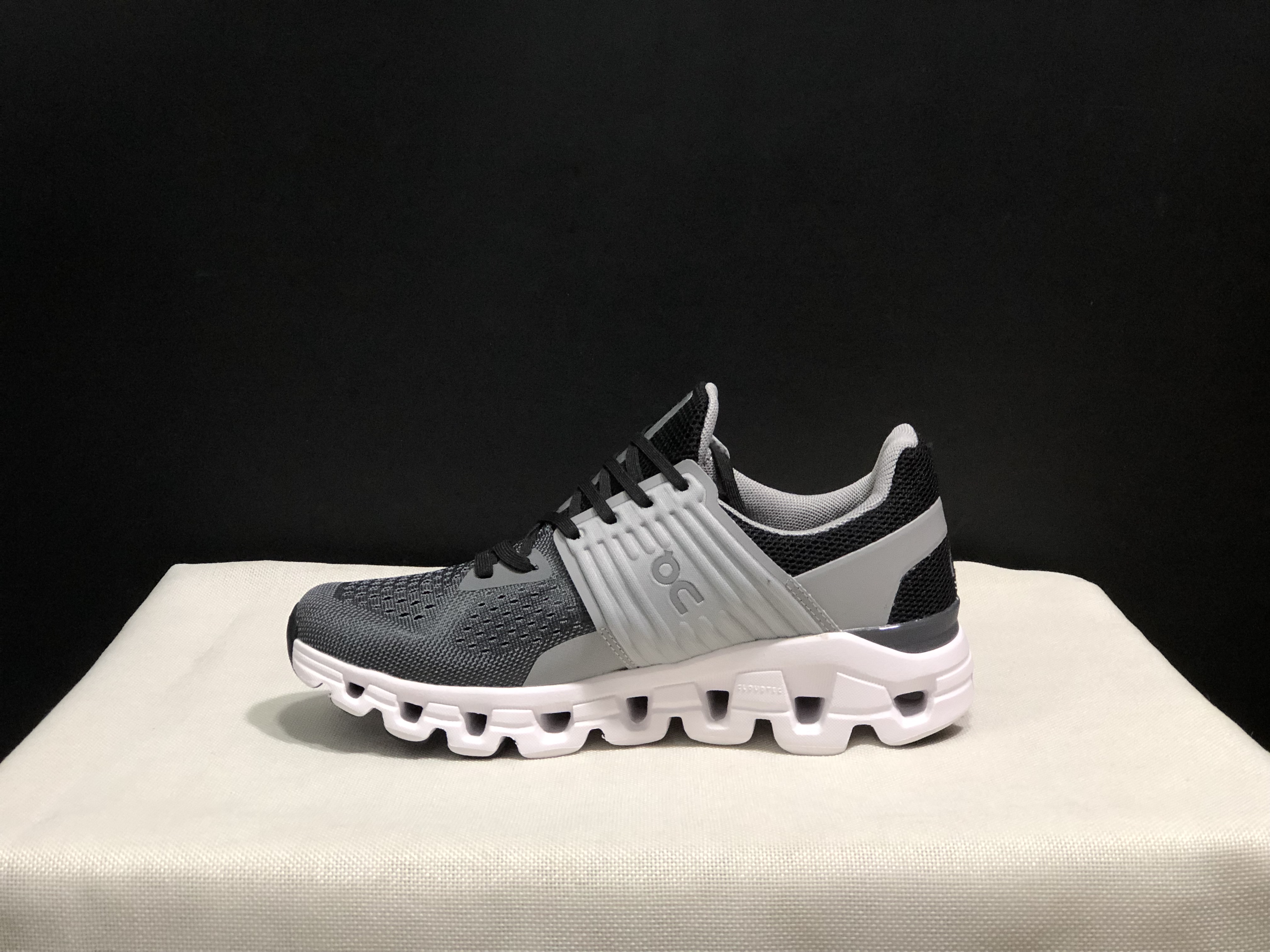 On Running Cloudswift Cushioning Running Shoes Light Grey/Dark Grey