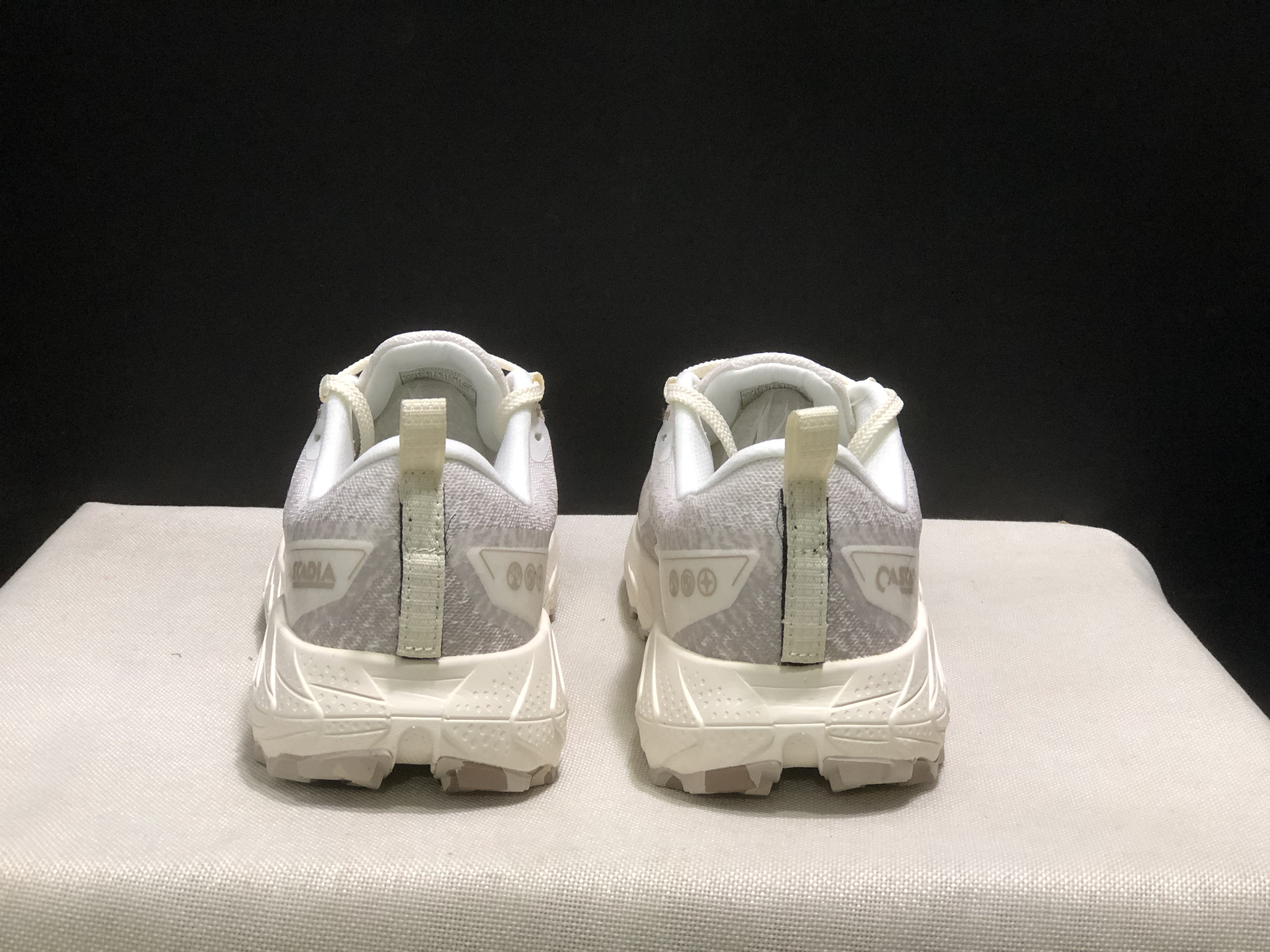 Brooks Cascadia 18 Low-top Running Shoes Coconut/Chateou/White