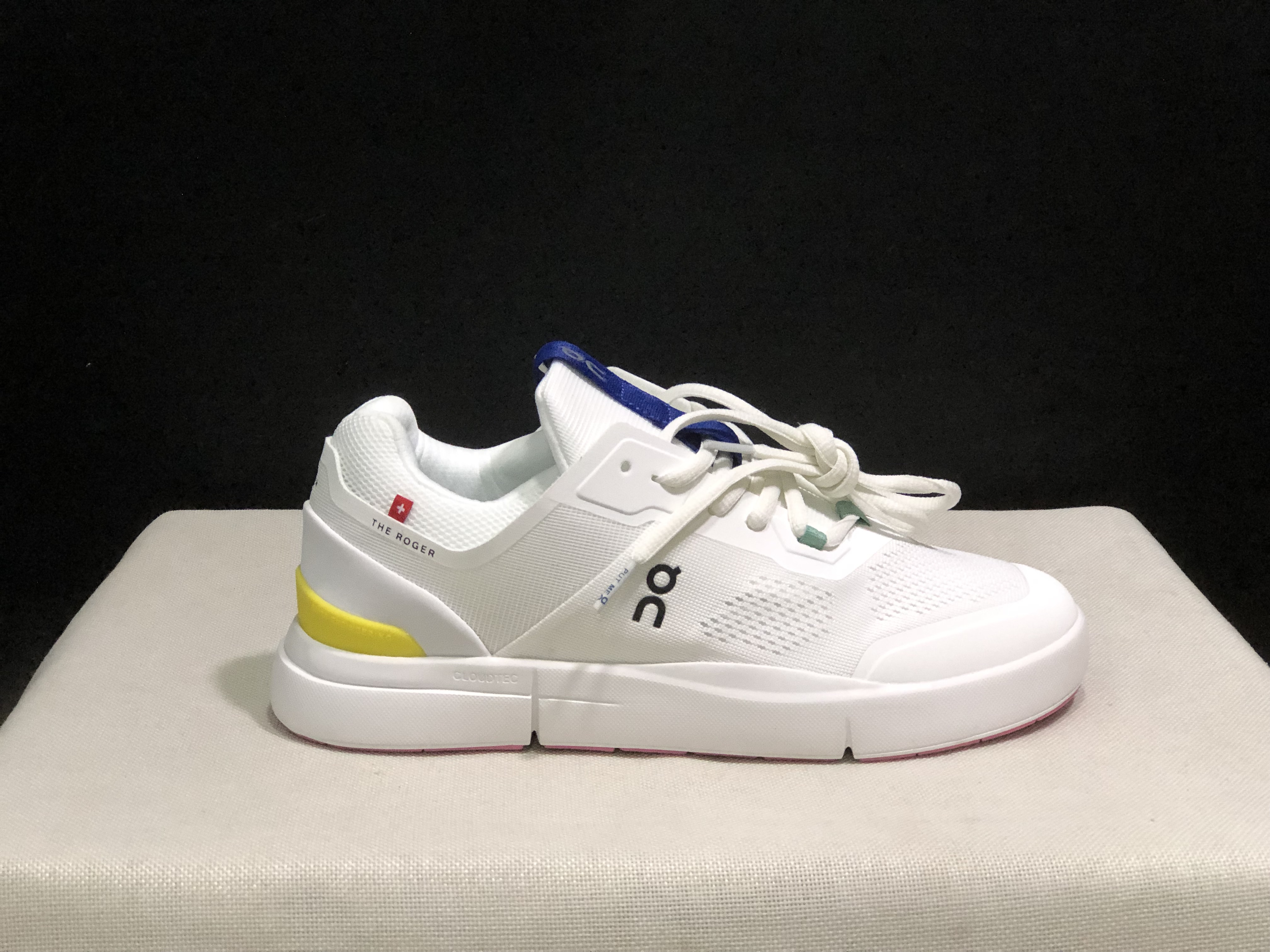 On Running The Roger Spin Breathable Mesh Sneakers Blue White/Pink Sole