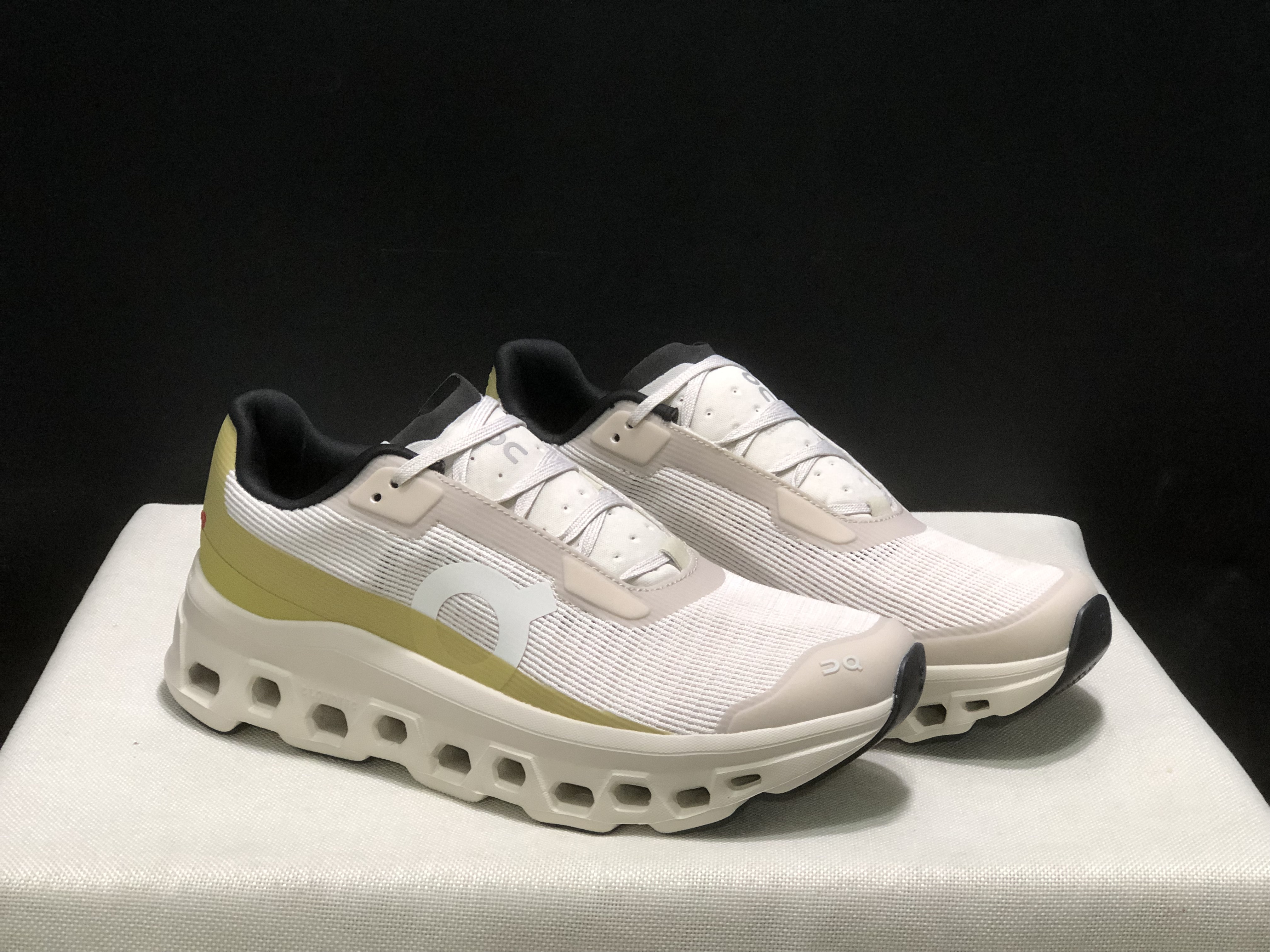 On Running Cloudmonster Void 1 M Casual Running Shoes Light Khaki/Light Green